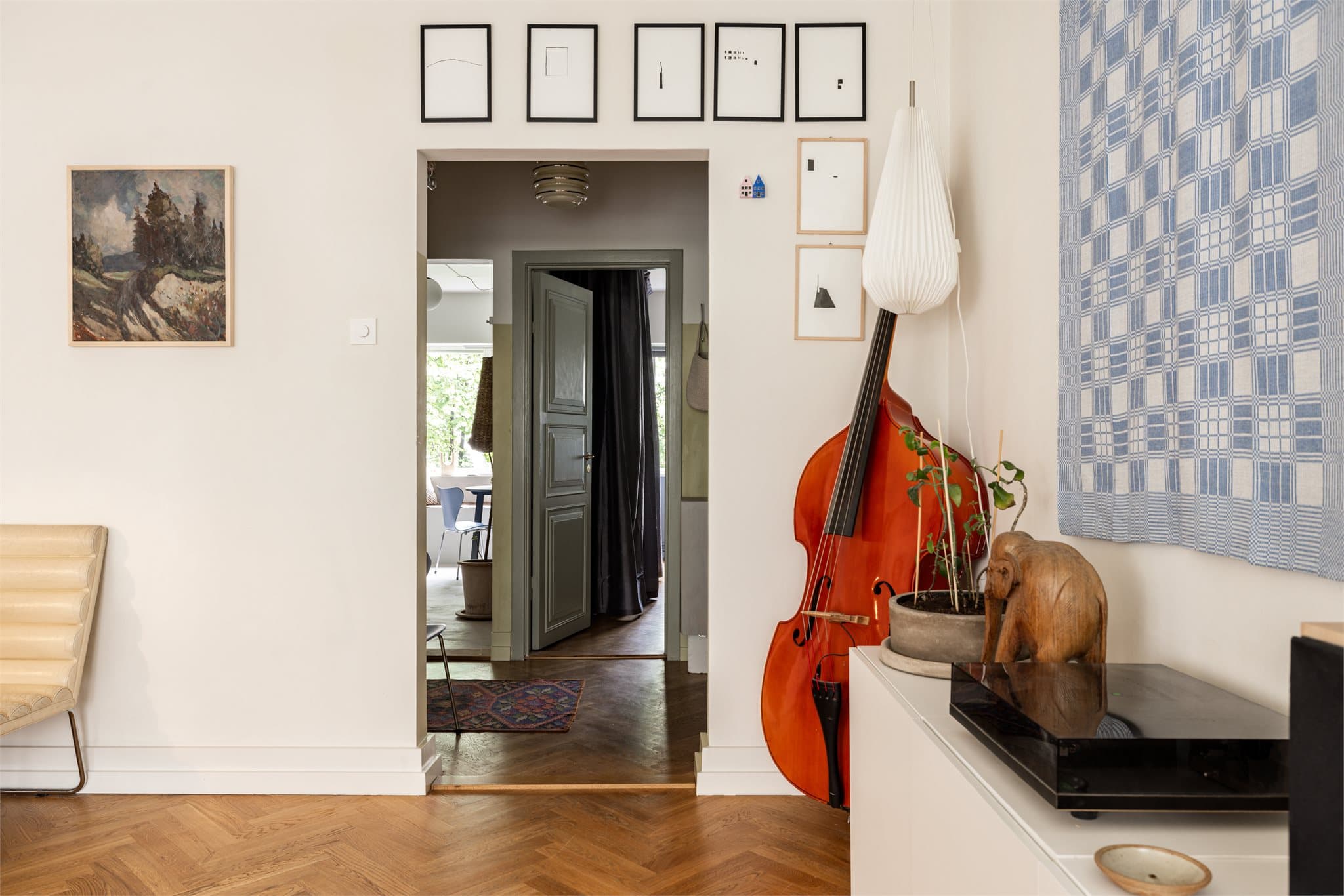 Leiligheten kombinerer moderne komfort med klassiske kvaliteter som fiskebensparkett og kule detaljer.