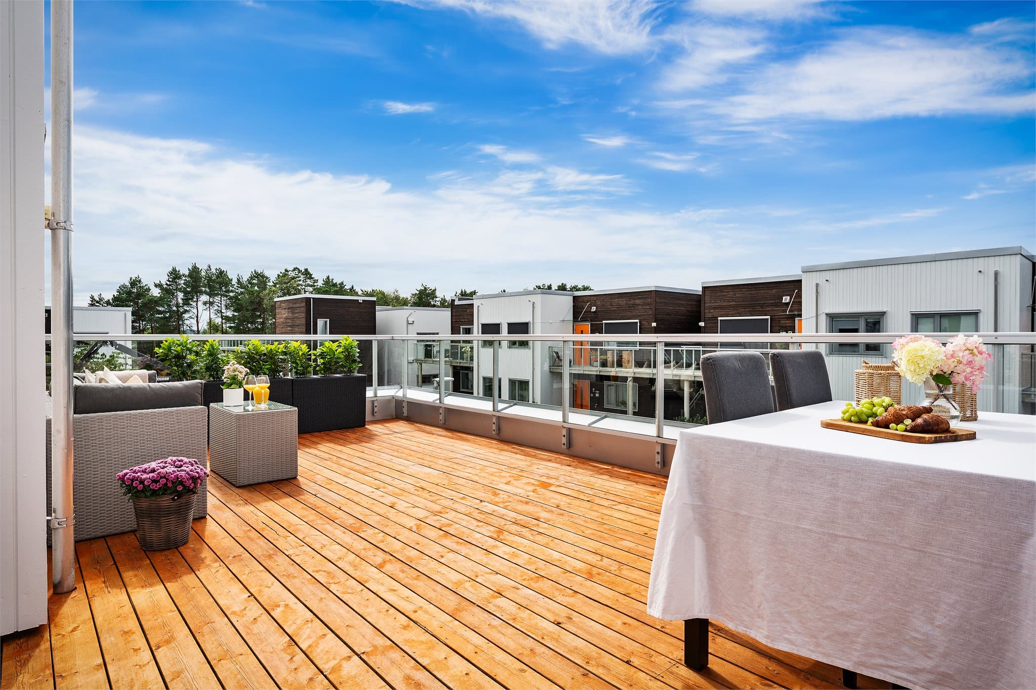 - Takterrassen er en av boligens høydepunkter og et utrolig fint sted å samles på fine dager -