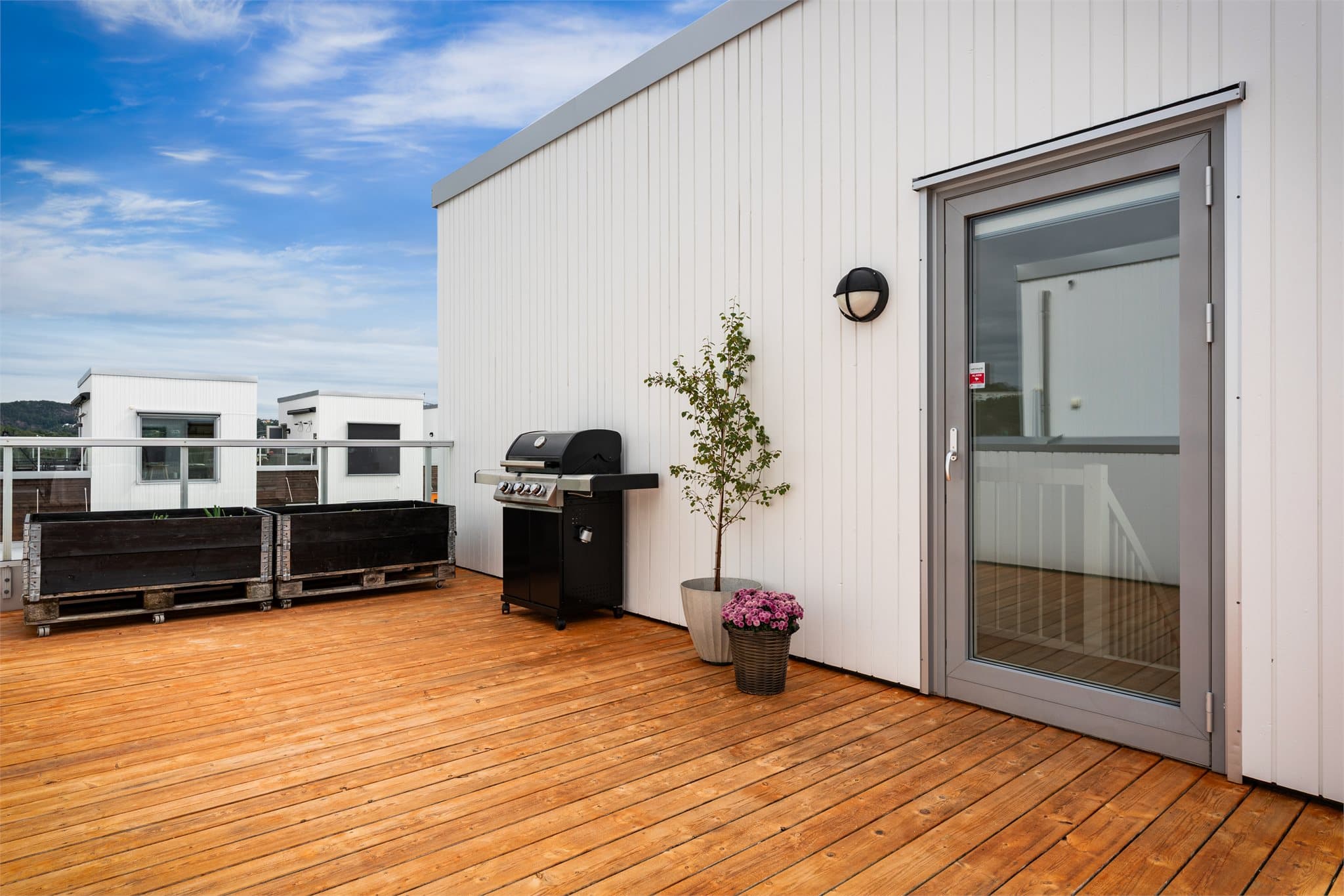 - Den er på hele 43m2 og har god plass til flere sittegrupper, grill eller plantekasser -