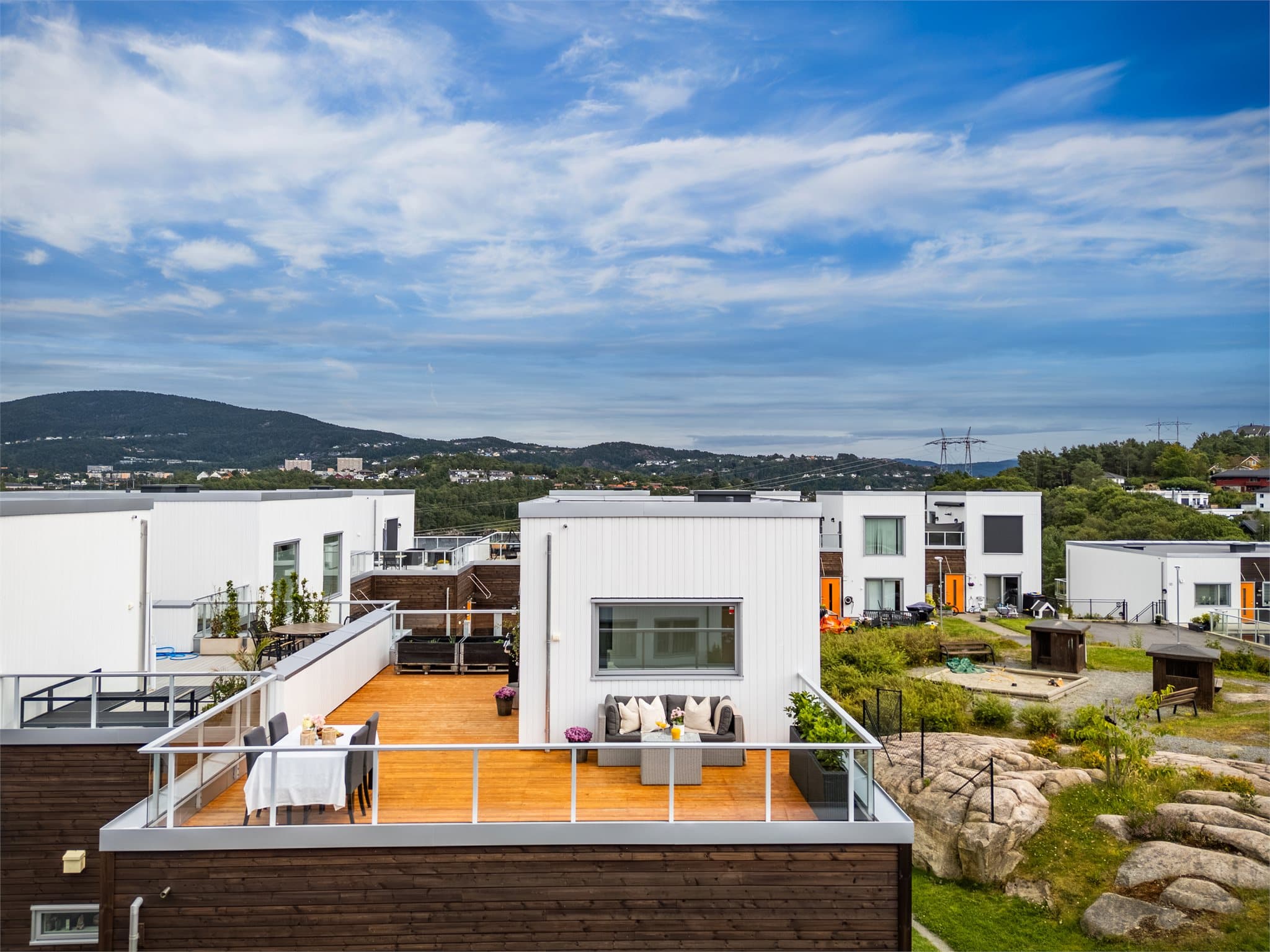 - Terrassen er av svært god størrelse med plass til flere hagemøbel-grupper -