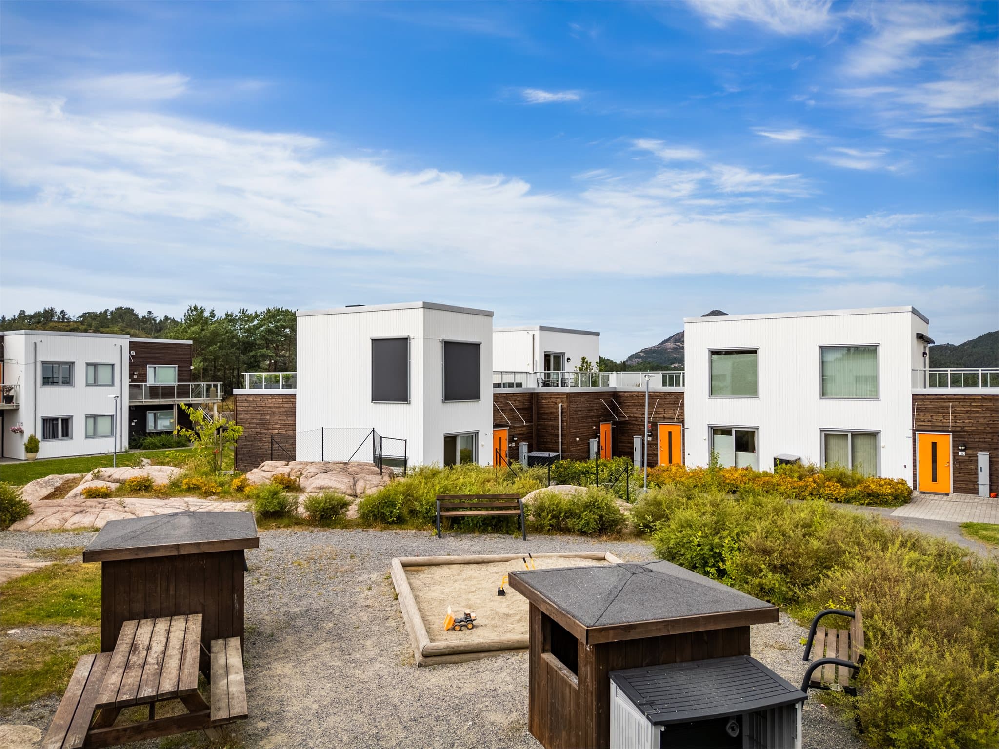 - Lekeplass for de minste og samlingssted for de voksne finner du like utenfor døren -