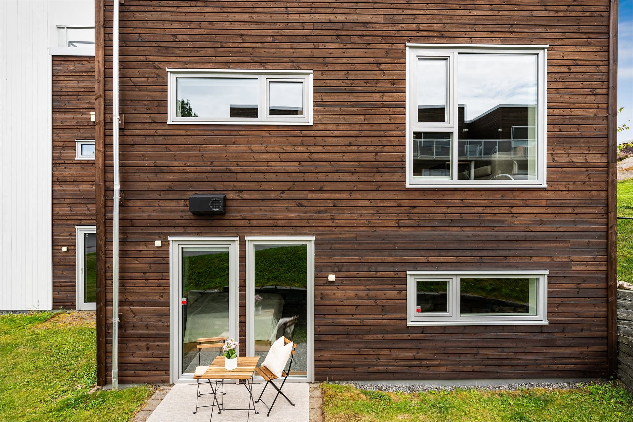 - Siden boligen er et enderekkehus har man tre vegger og himmelretninger mot det fri -