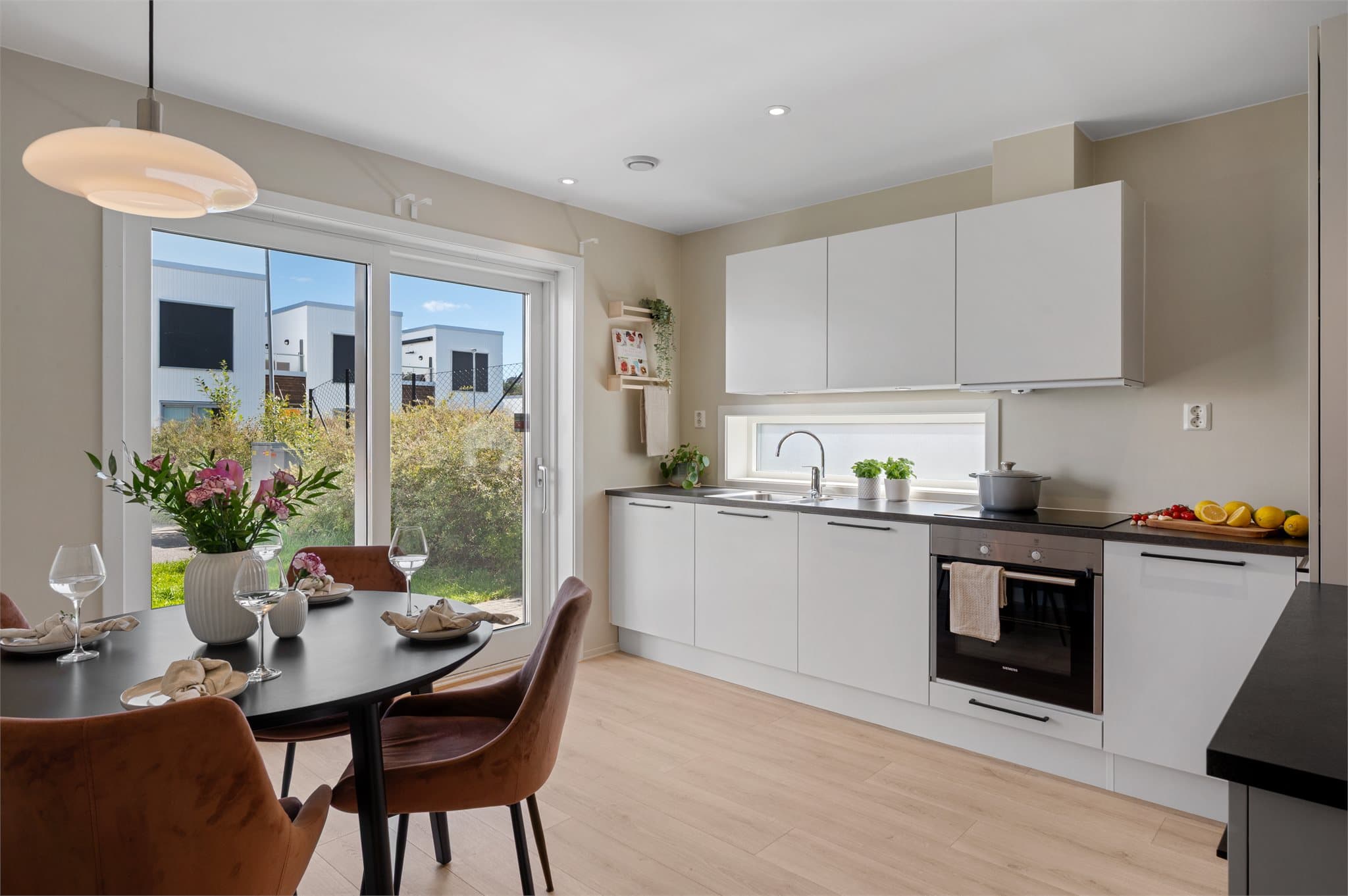 - Lekker kjøkkeninnredning fra kvalitetsleverandøren HTH med slette fronter og benkeplate i laminat -