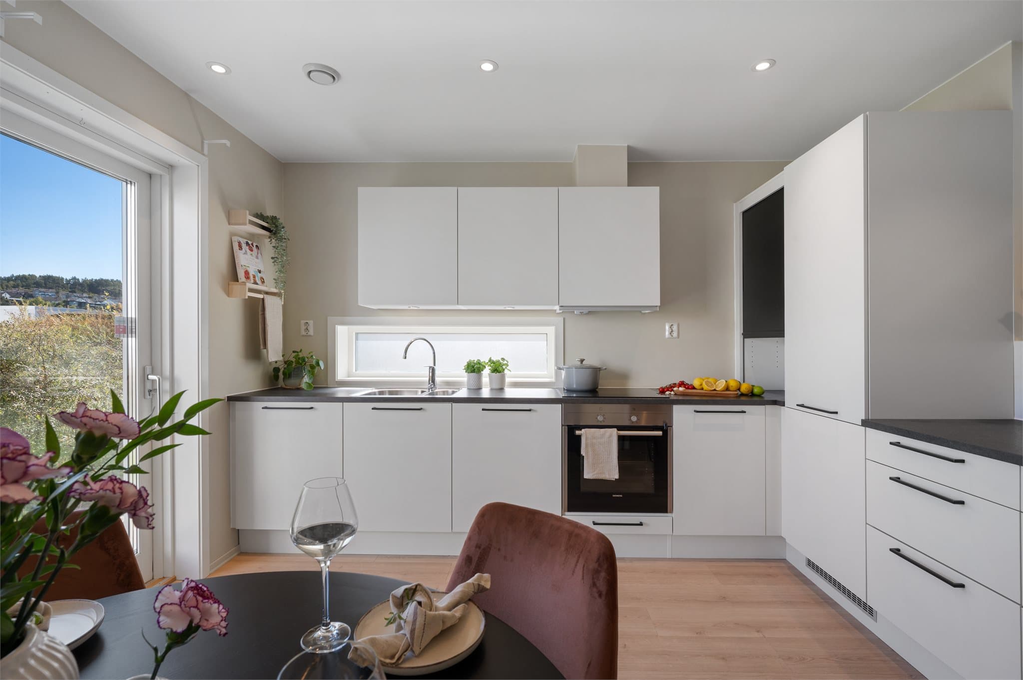 - Et godt arbeidskjøkken med integrert stekeovn, induksjonsplatetopp, oppvaskmaskin og
kjøleskap -