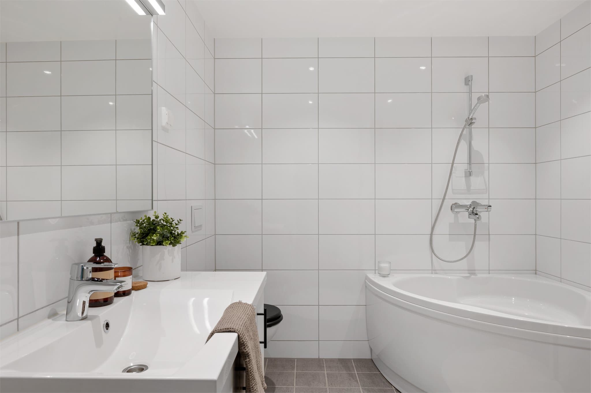 - Lekkert helfliset bad med et stort og praktisk badekar perfekt for både store og små -