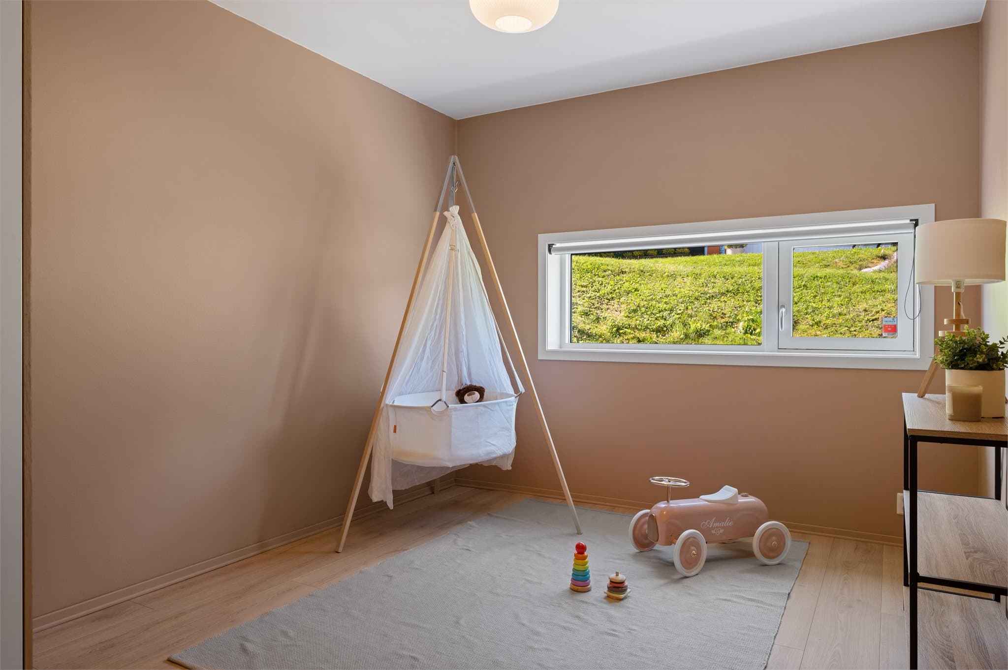 - Barnerommet ligger vegg i vegg med hovedsoverom, og er malt i duse pene farger -