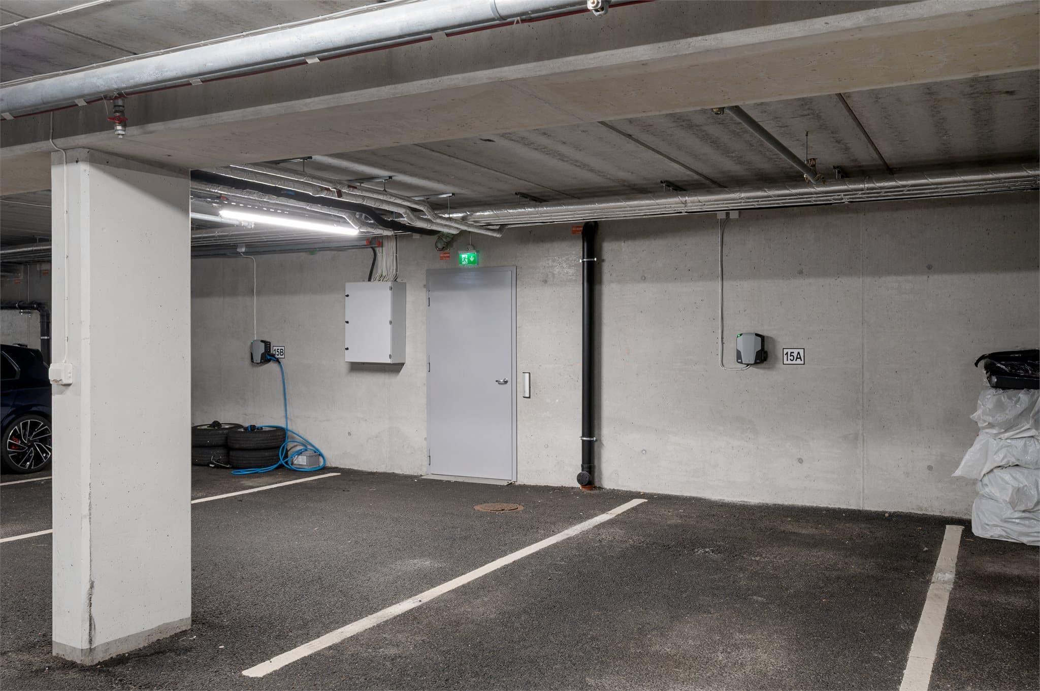 - Kanskje den beste parkeringsplassen i garasjen, med ingen biler på den ene siden og døren like ved. Klargjort for lading -