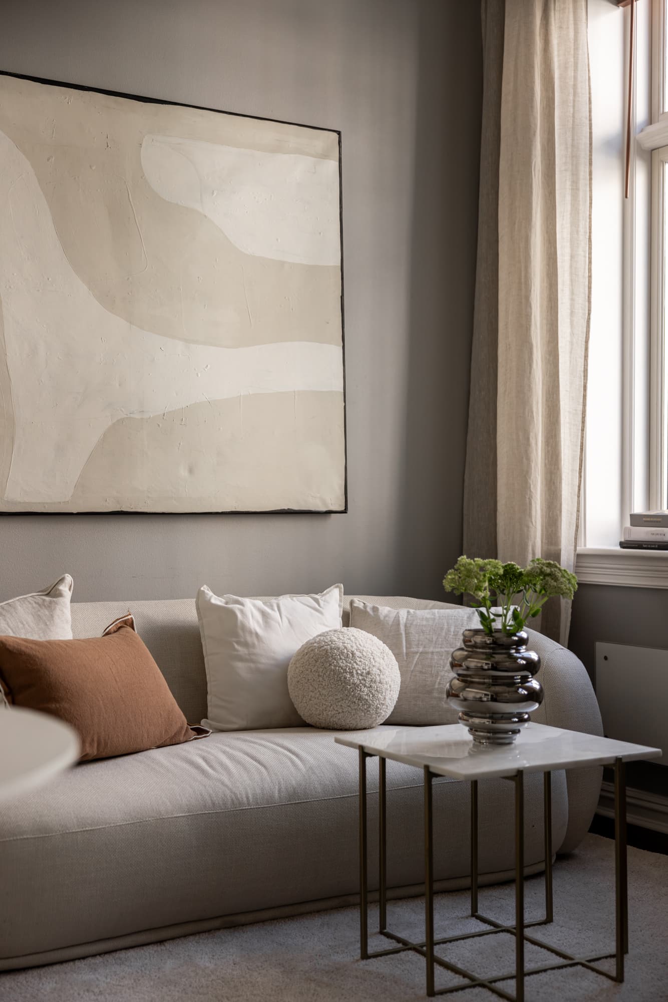 Med et mørkt og elegant gulv er den klassiske stilen godt bevart, og veggene er malt i en delikat gråtone.