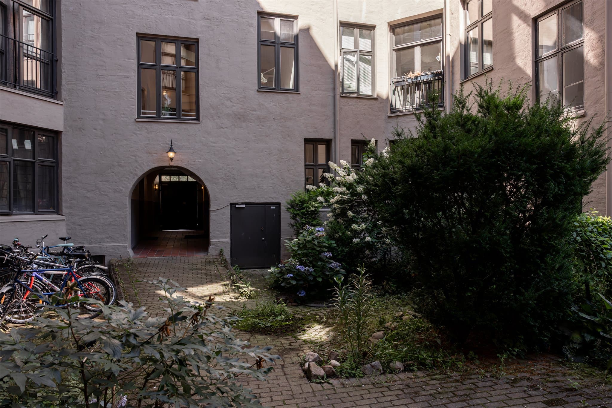 Her finnes også sykkelstativ til beboernes bruk.