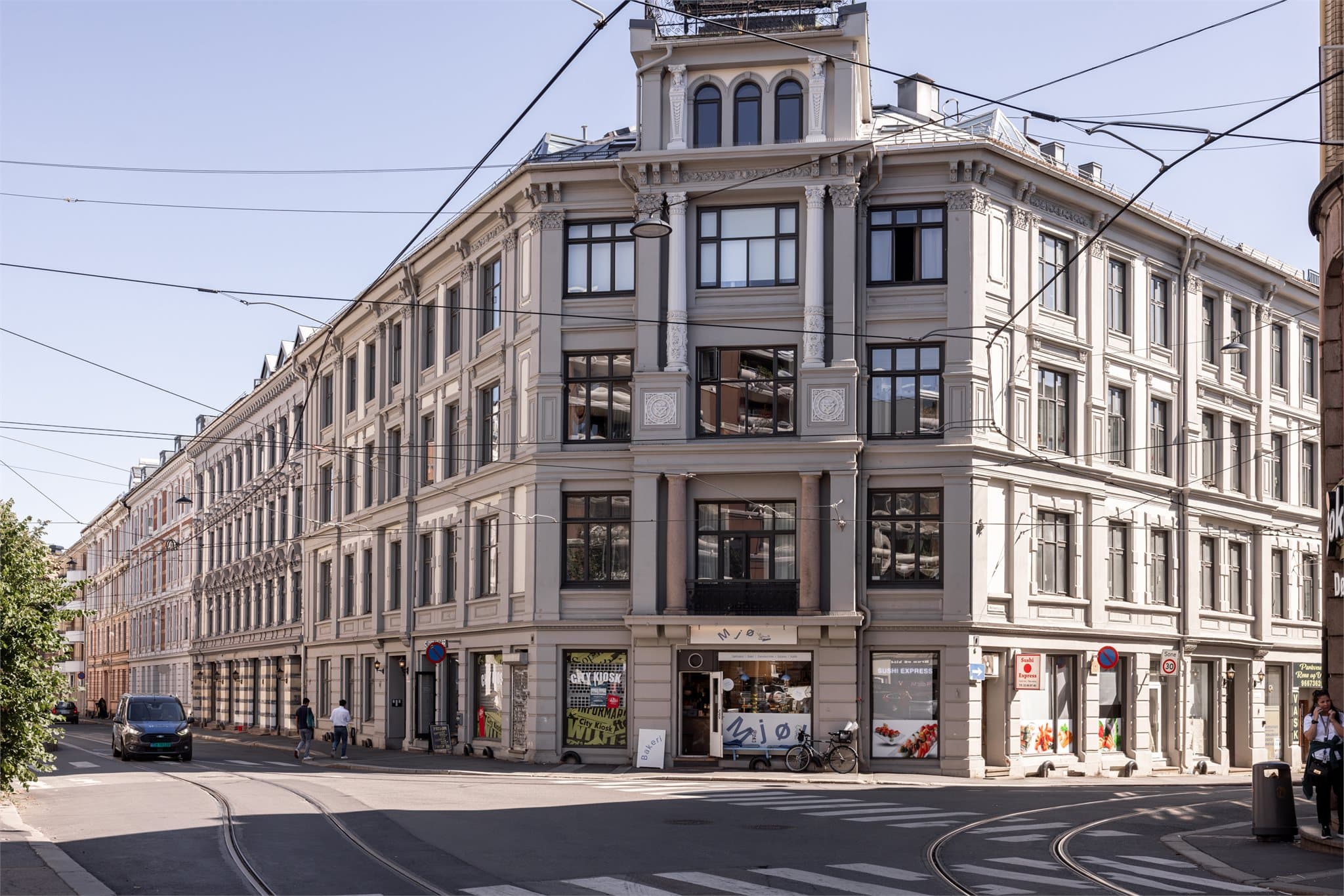 Leiligheten har en særdeles attraktiv og sentral beliggenhet i Parkveien, midt mellom Homansbyen, Pilestredet park og Uranienborg.