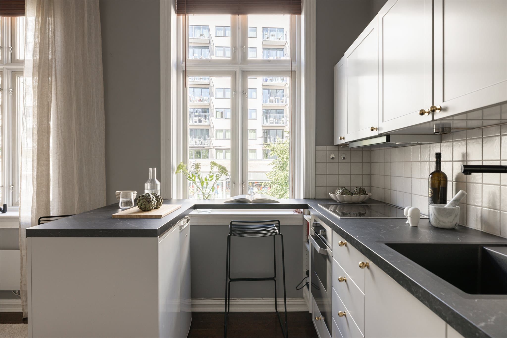 Innredningen er utformet i to seksjoner, hvor benkeplaten fester de sammen.