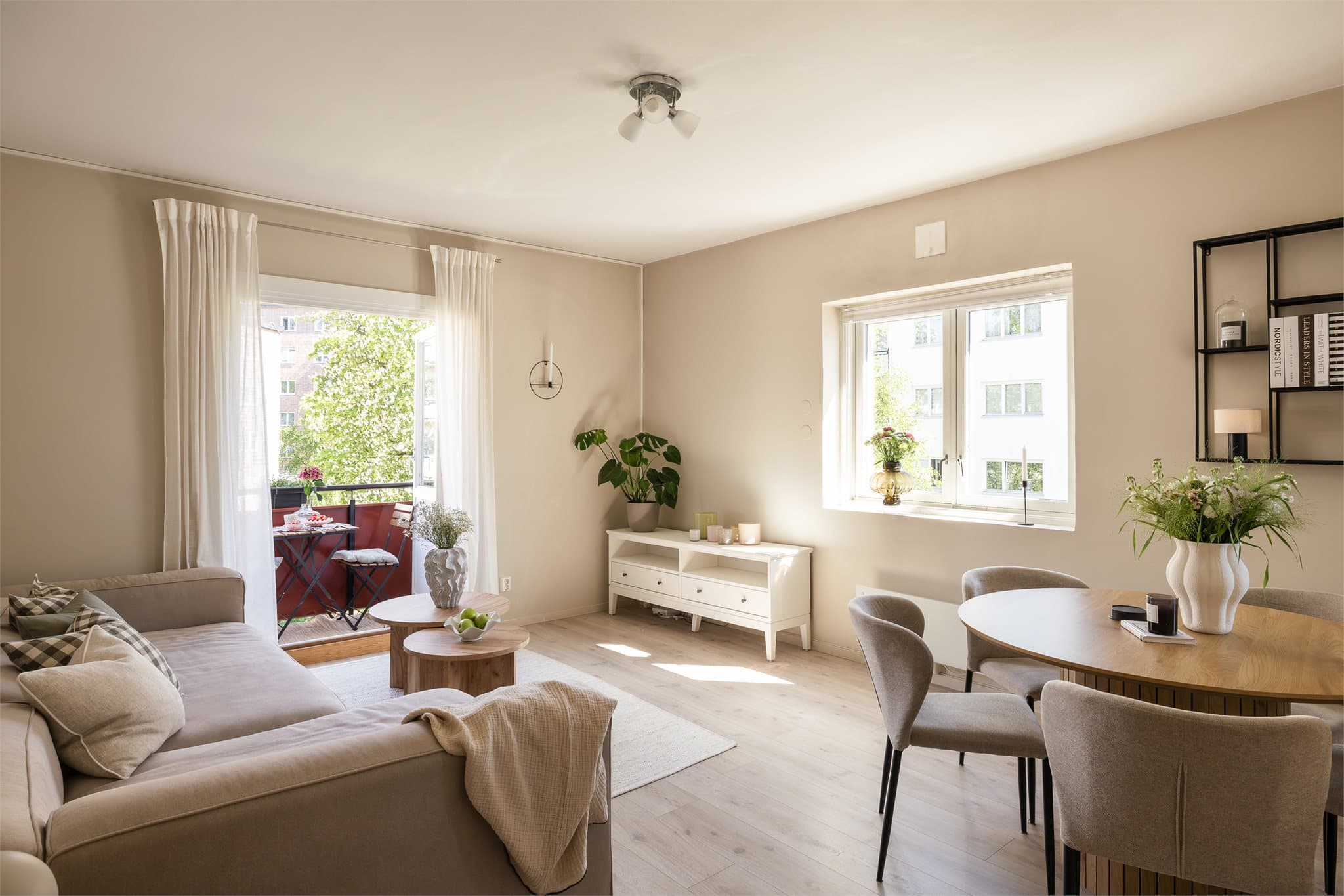 En stor 2-roms hjørneleilighet med utrolig god planløsning, solrik balkong og separat kjøkken.