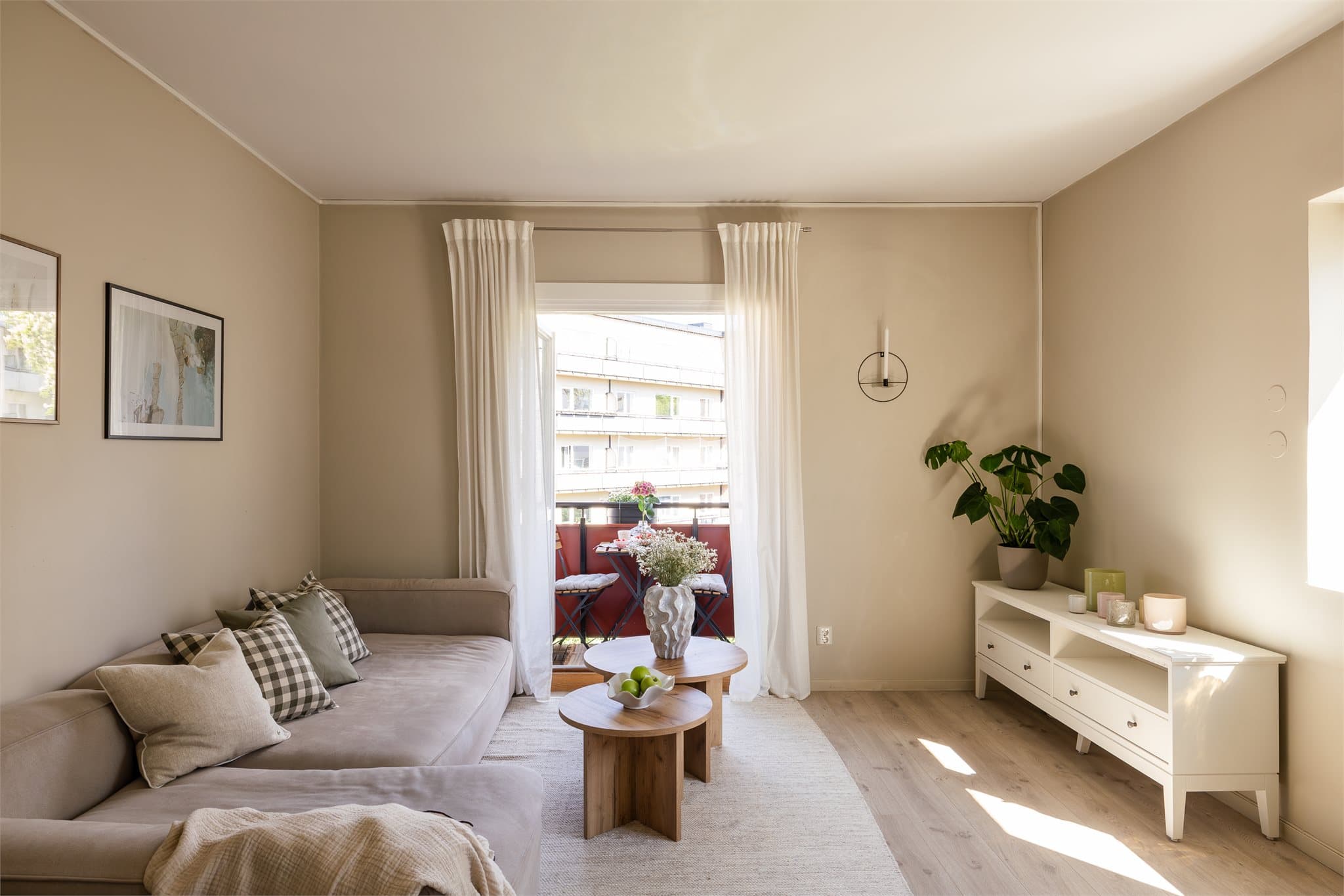 Leiligheten er malt i en lys og behagelig tone som skaper en varm atmosfære.