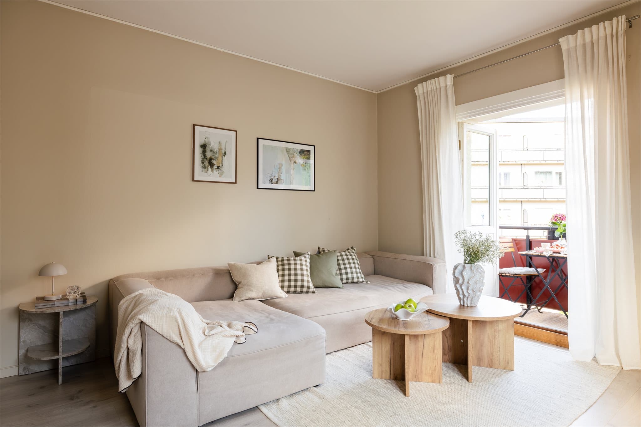 God plass til stor sofa og annet ønsket møblement.