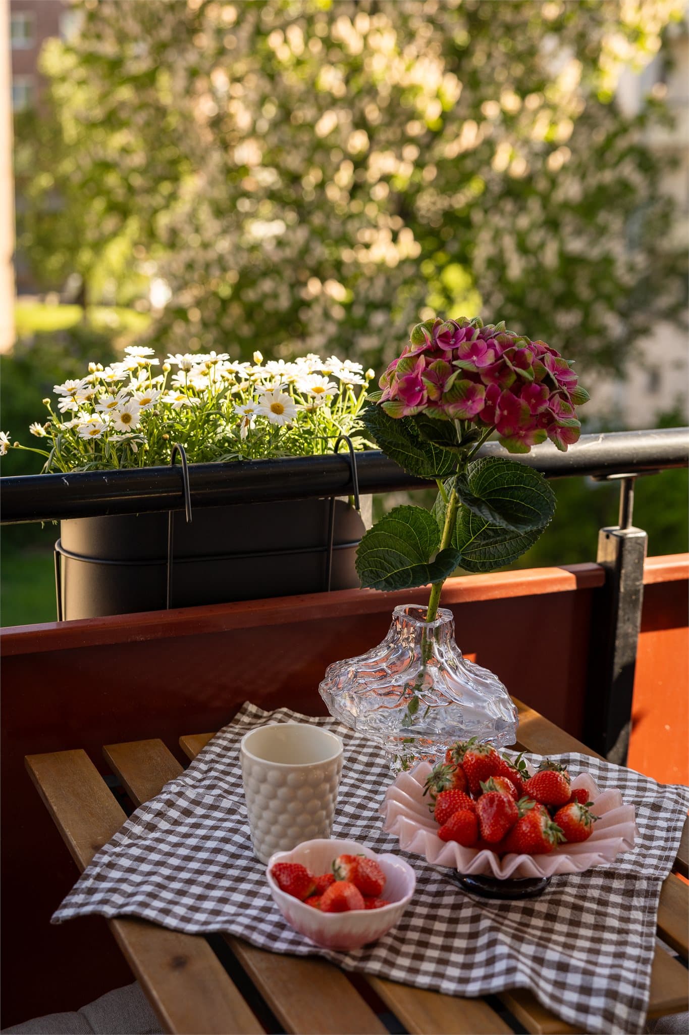 God plass til en liten sittegruppe på balkongen.