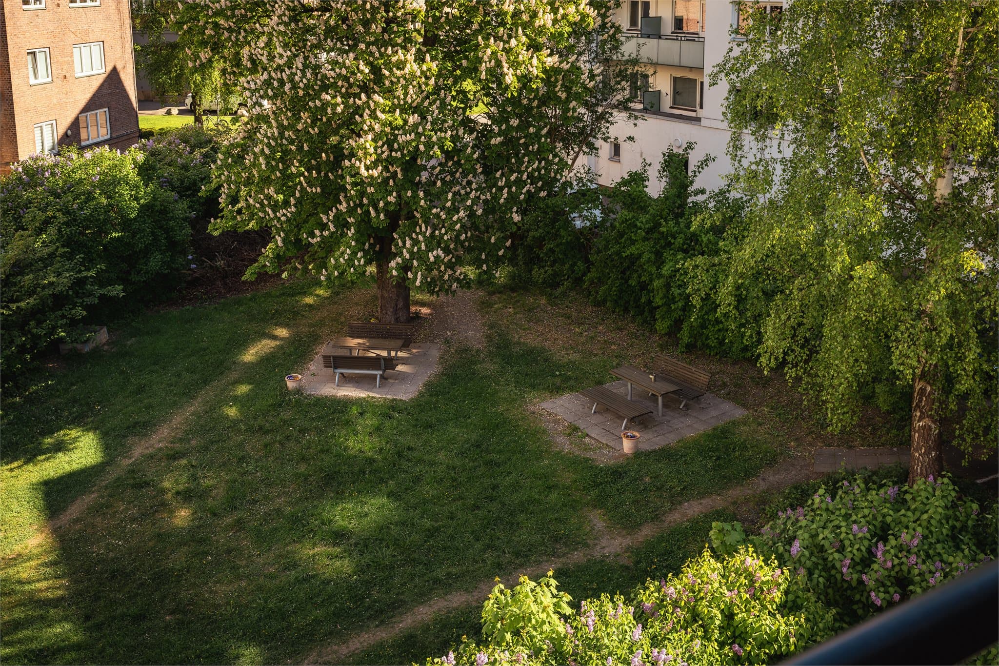 Rett utenfor døren finner du velstelte grøntområder med koselige sittegrupper.