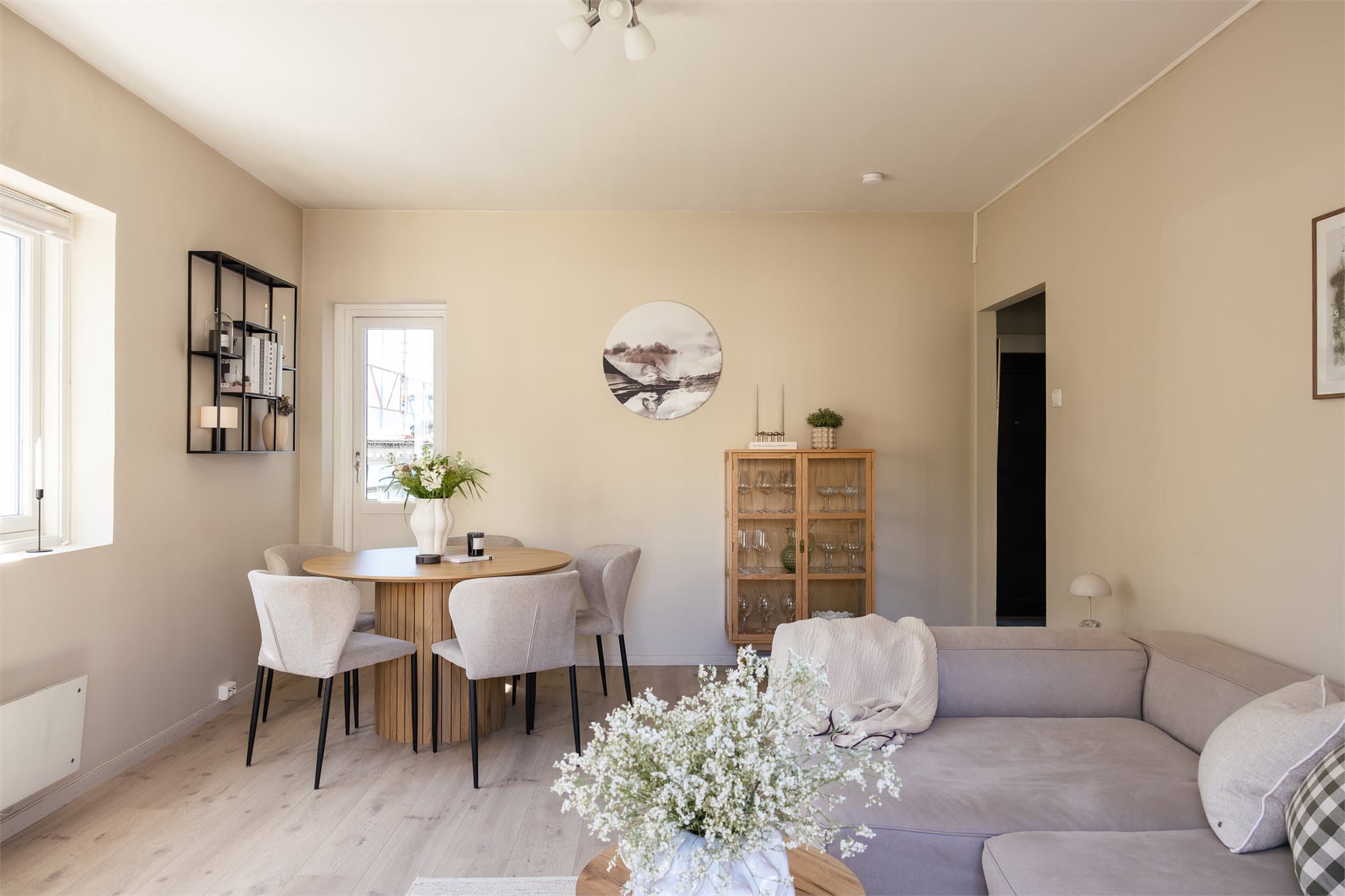 Rett bak spisebordet ligger den østvendte balkongen, ideell for å starte dagen i morgensol.