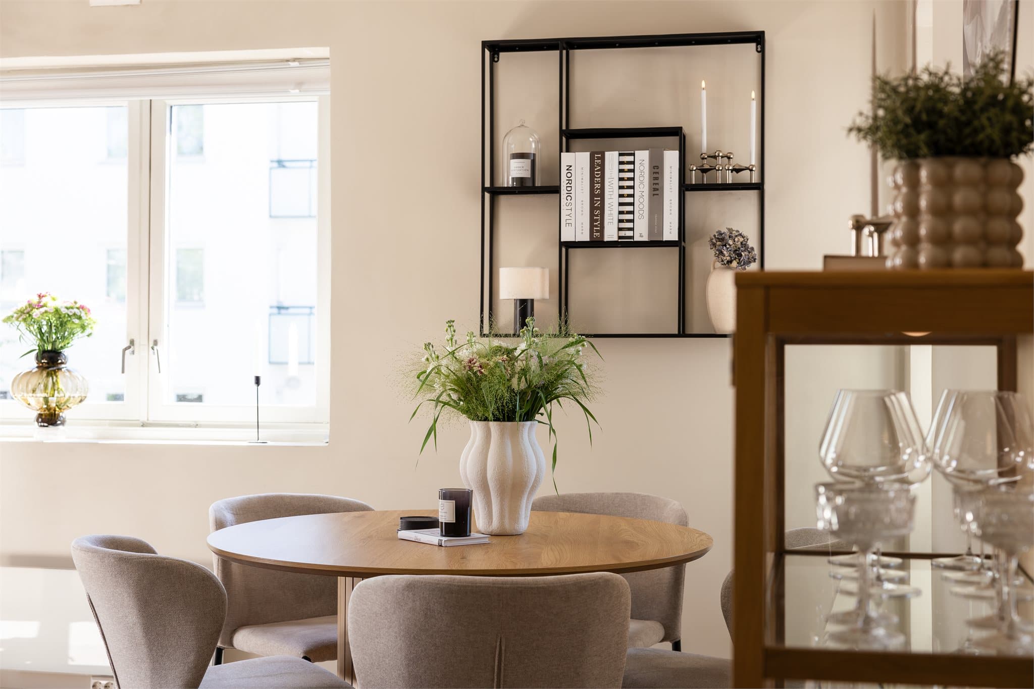 I stuen har du god plass til spisebord hvor du kan invitere venner og familie på hyggelige middager.