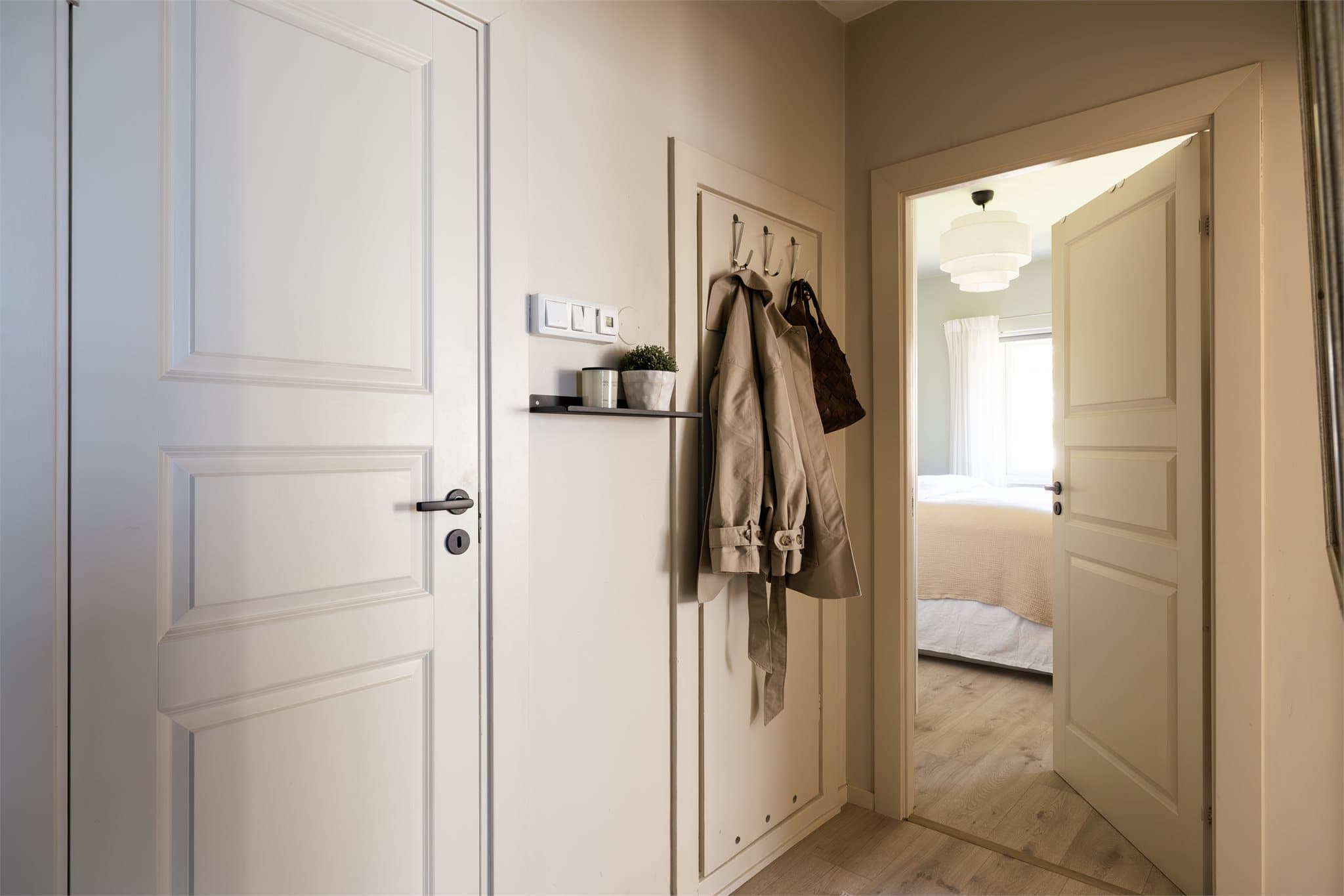 I gangen er det et praktisk kott for oppheng av jakker og yttertøy.