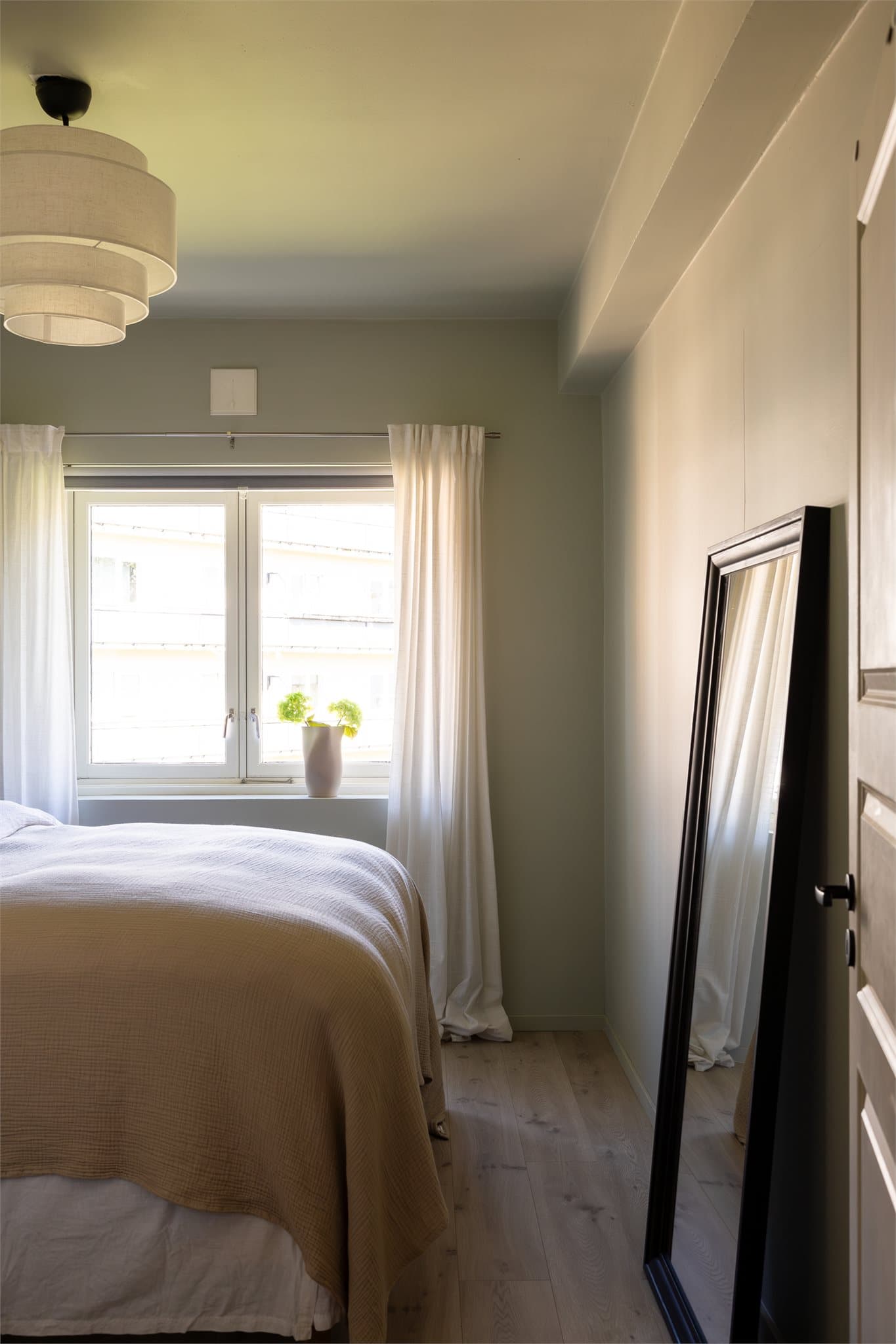 Soverommet har vinduer vendt mot fredelige og rolige omgivelser.