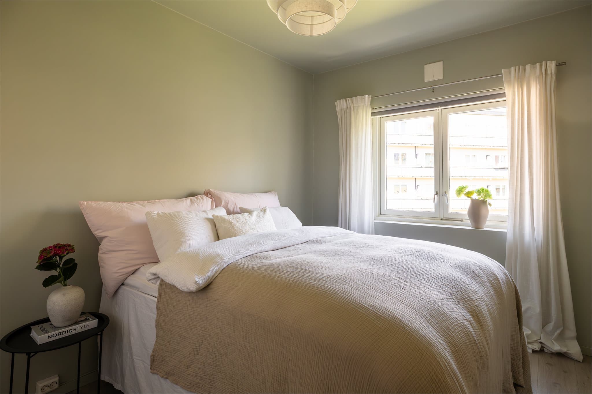 Romslig soverom med god plass til dobbeltseng og annet ønsket møblement.