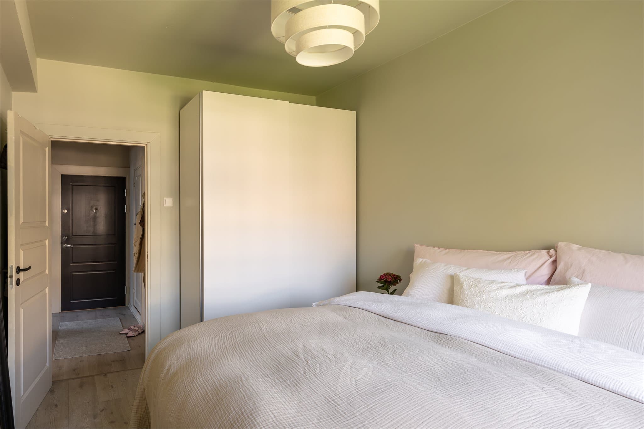 Garderobeskap med god plass til oppbevaring.