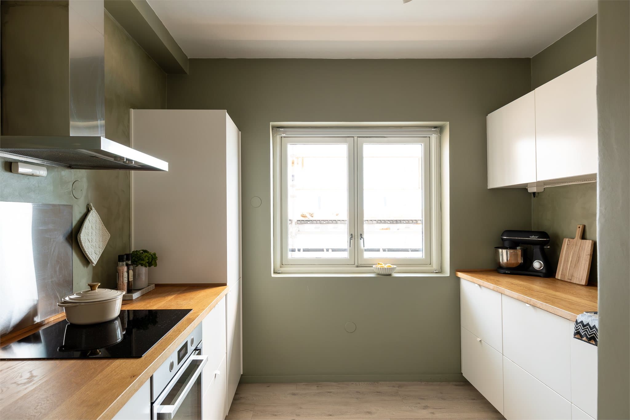 Romlig kjøkken fra 2020 med god benk- og skapplass.