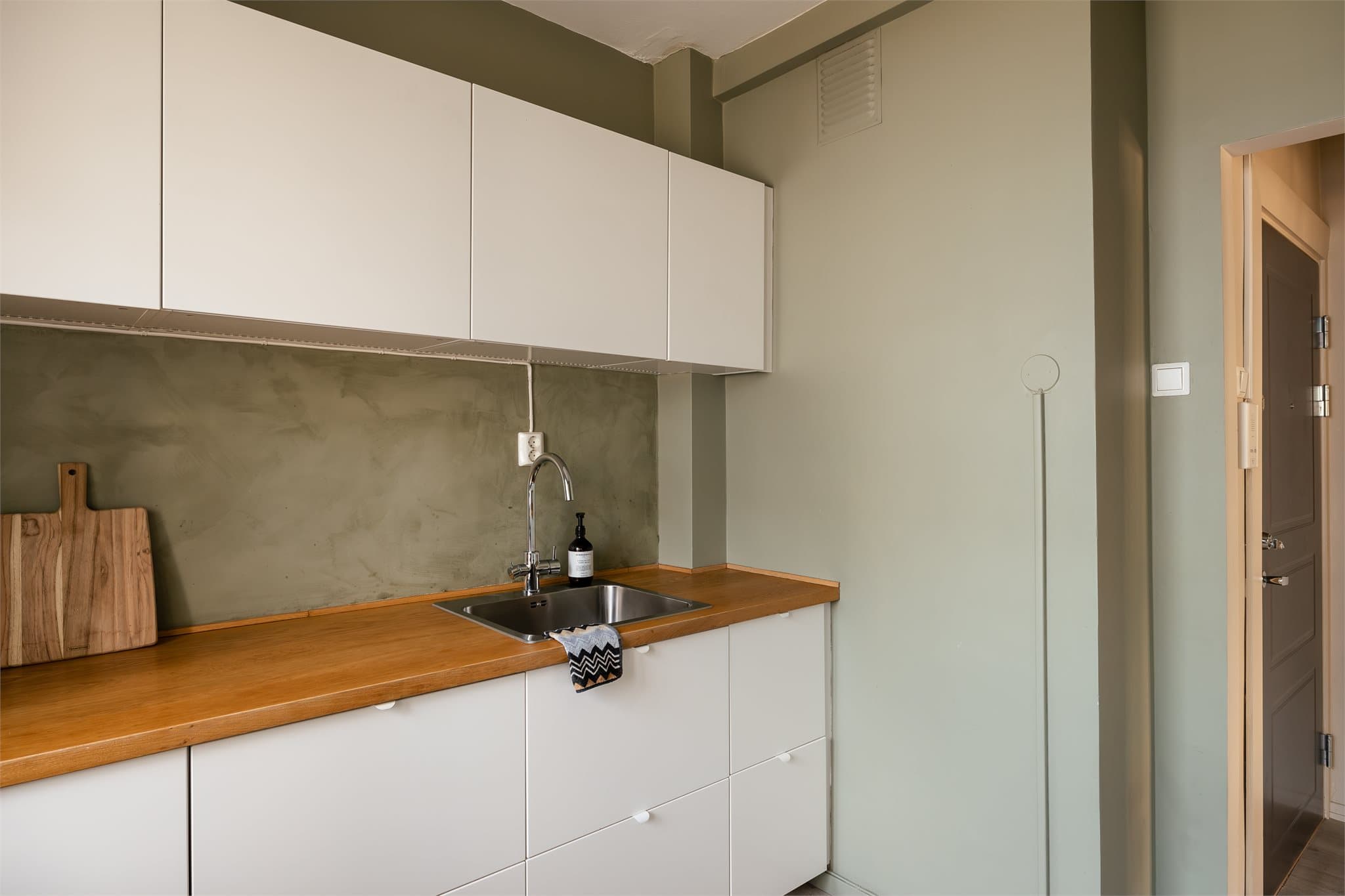 Leiligheten er stilren, og har en gjennomgående god standard.