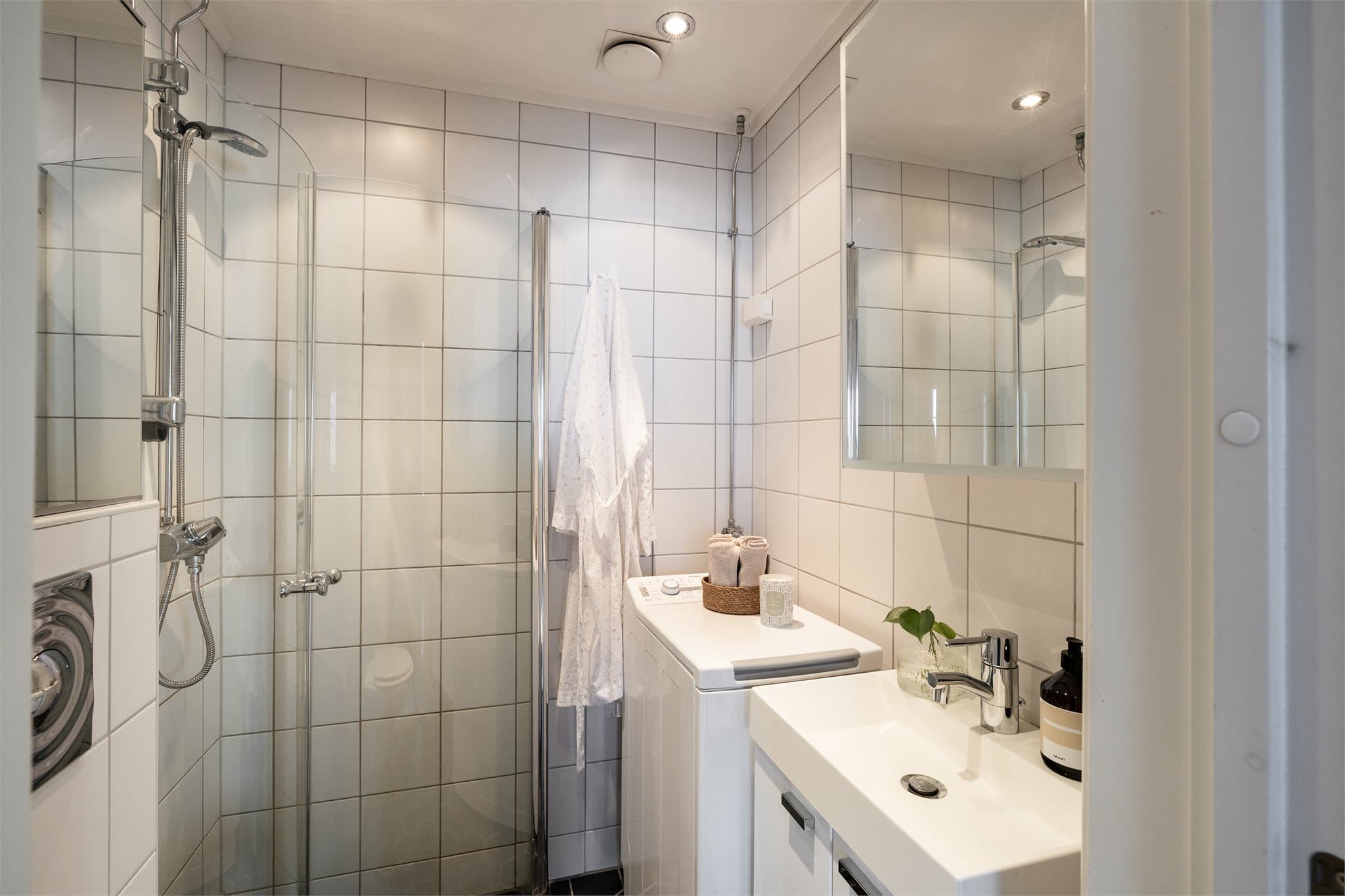 Pent flislagt bad med varmekabler. Her er det opplegg for vaskemaskin.