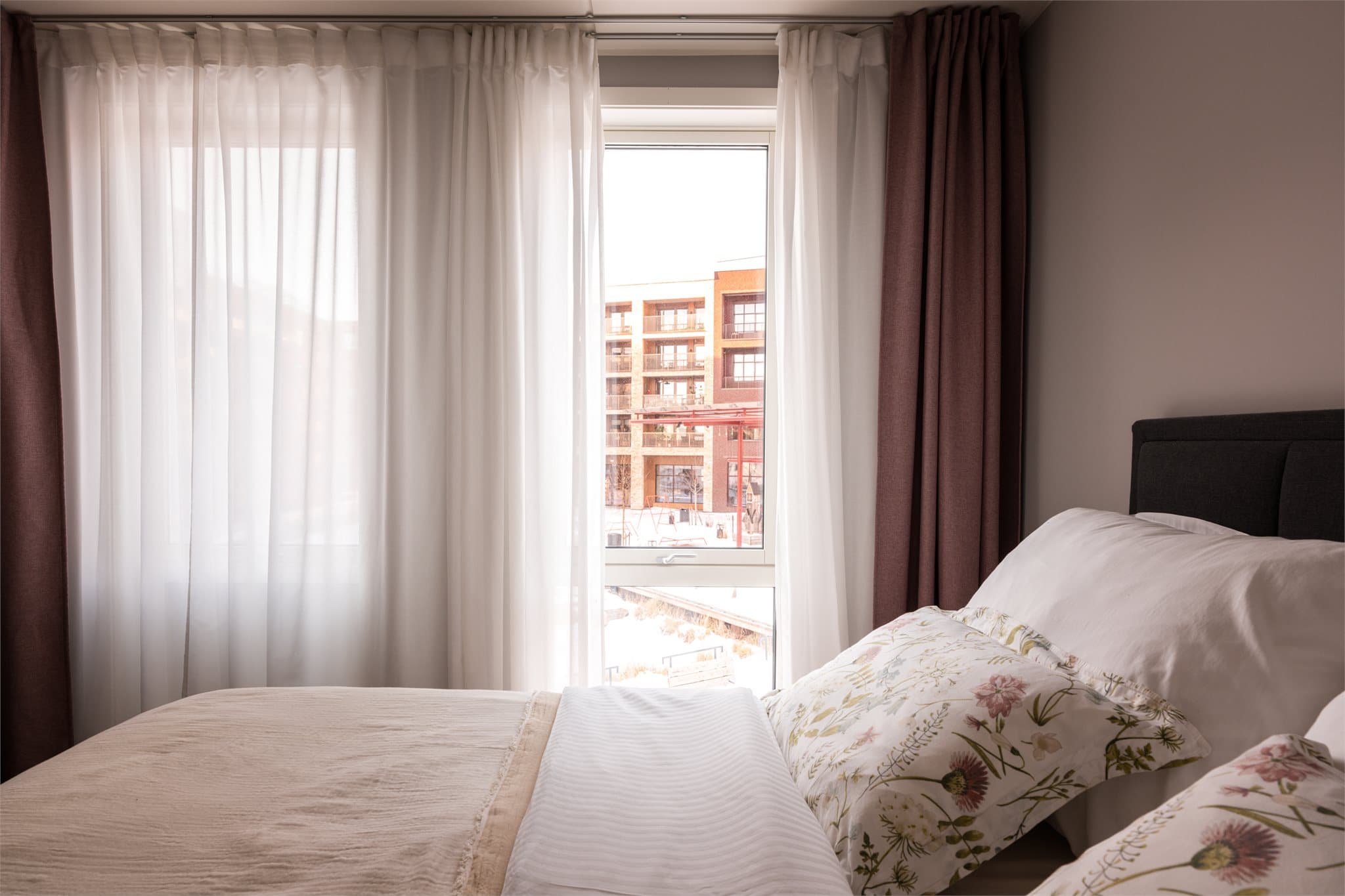 Rikelig med naturlig lys fra store, takhøye vinduer.