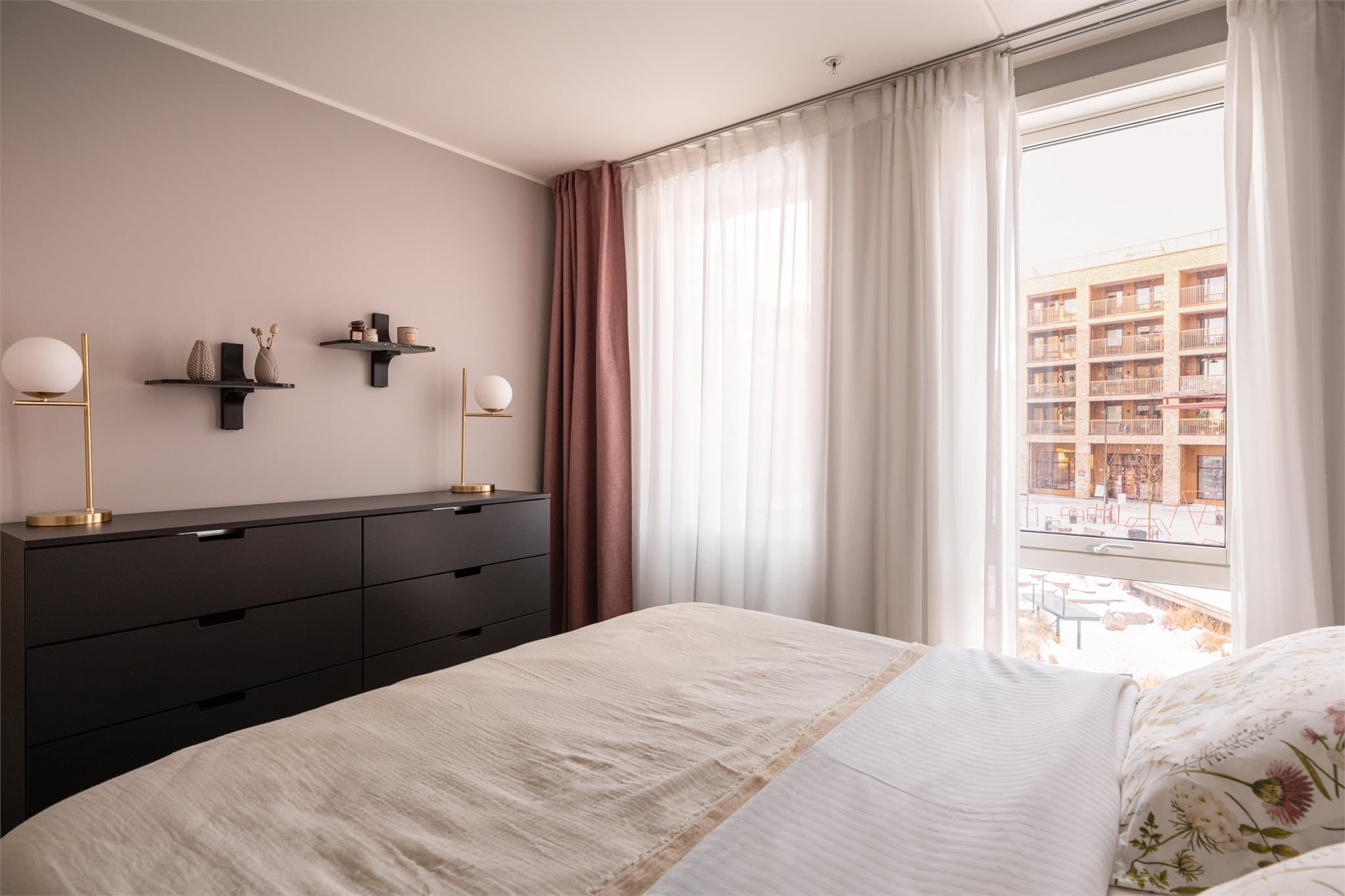 Det er god plass til praktiske oppbevaringsløsninger på soverommet.