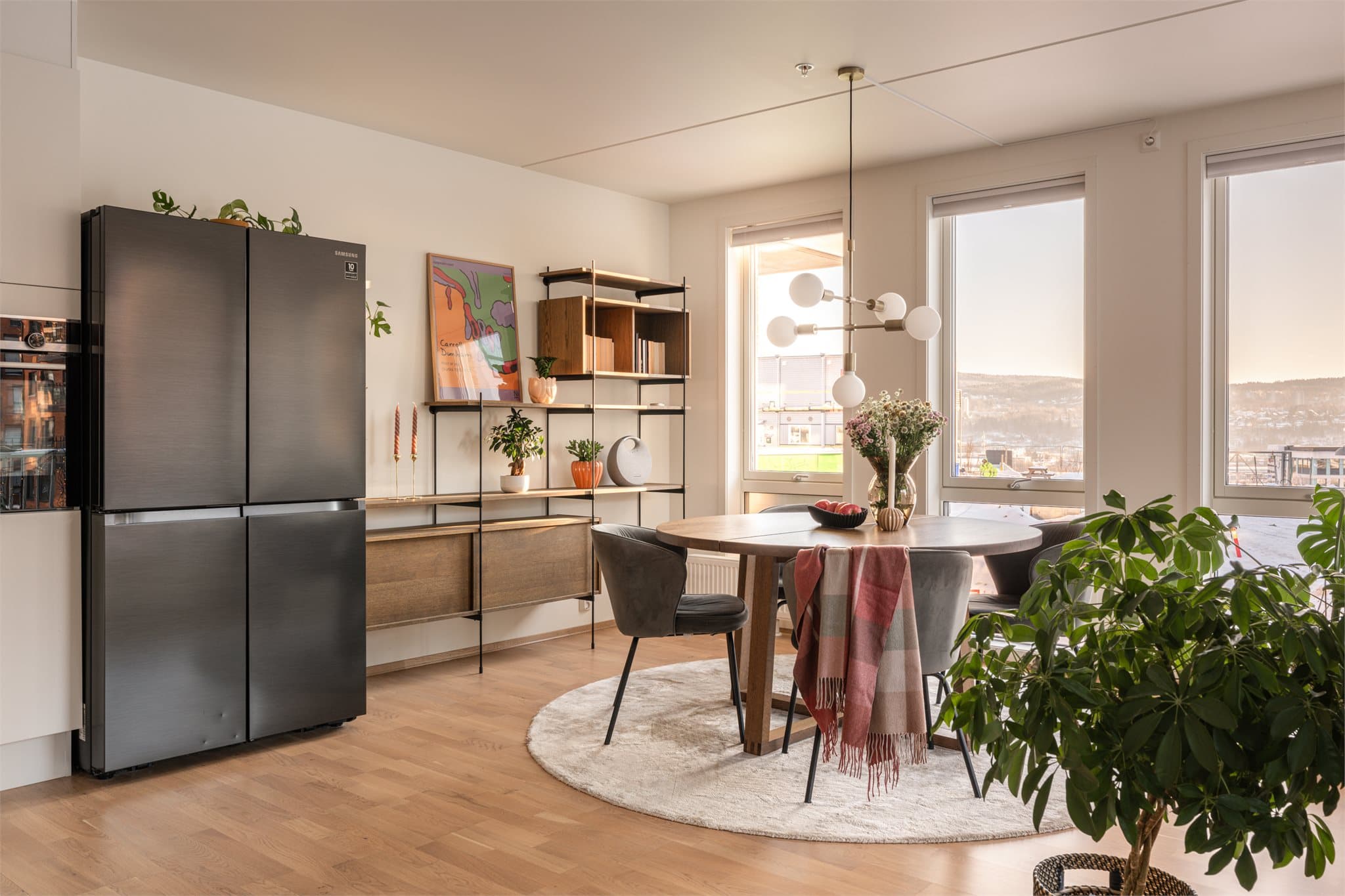 Et hyggelig spisebord finner sin naturlige plass og innbyr til sosiale lag, så vel som hverdagslige måltider med familien.