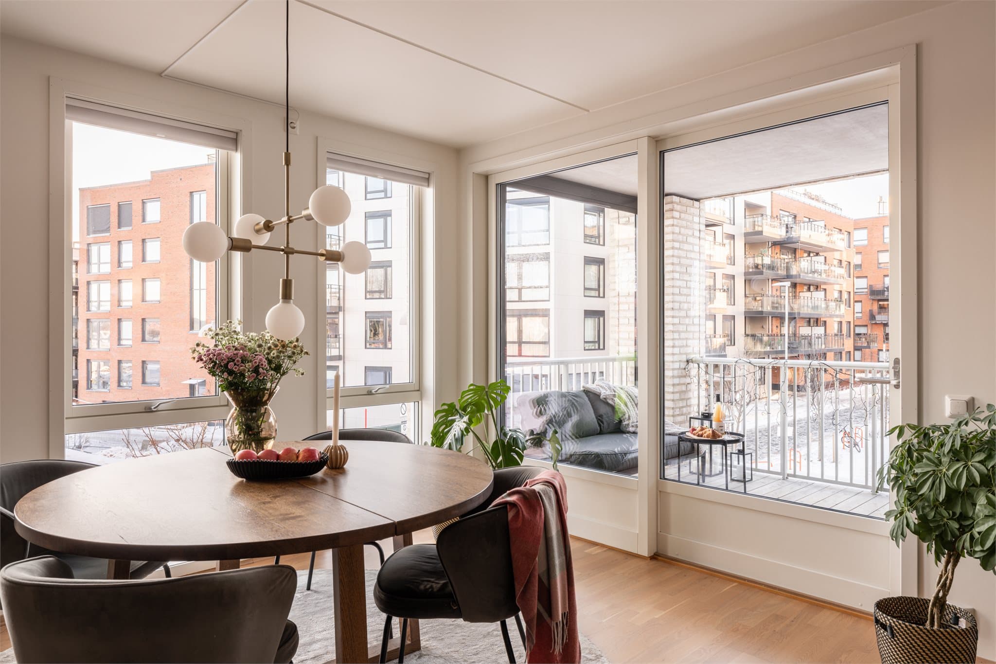 Skyvedøren skaper en sømløs overgang mellom ute- og innerom.