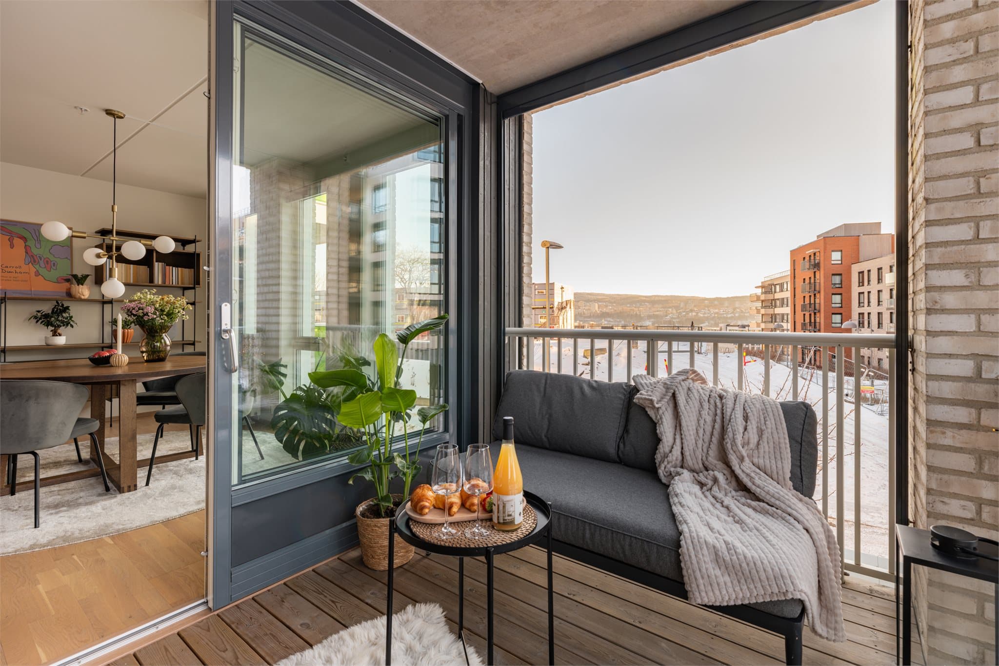 Gulvet er lagt med terrassebord, noe som gir et lunt og behagelig uttrykk.