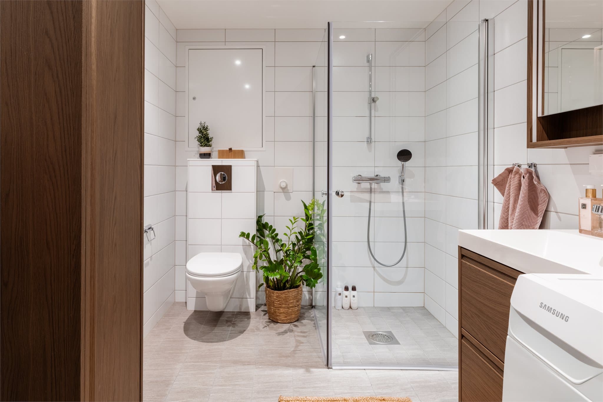 Stilrent baderom med vannbåren gulvvarme.