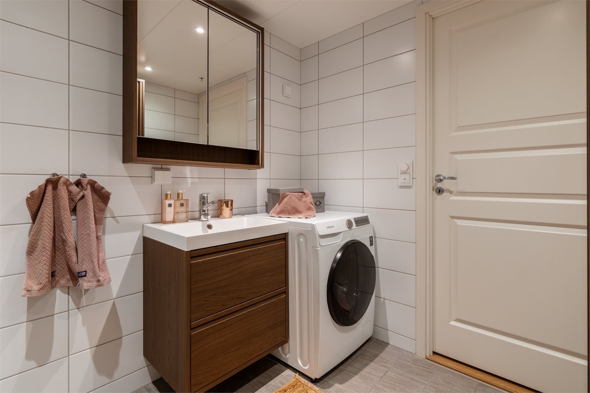 Det er opplegg for vaskemaskin ved siden av servanten.