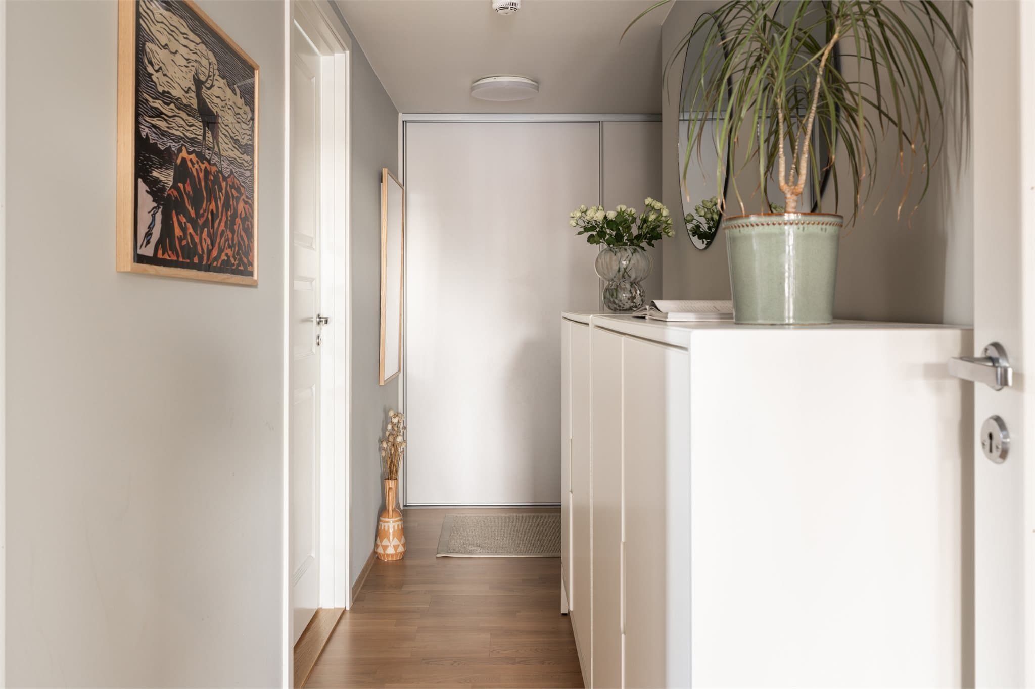 Entreen er utstyrt med en stor garderobeløsning.