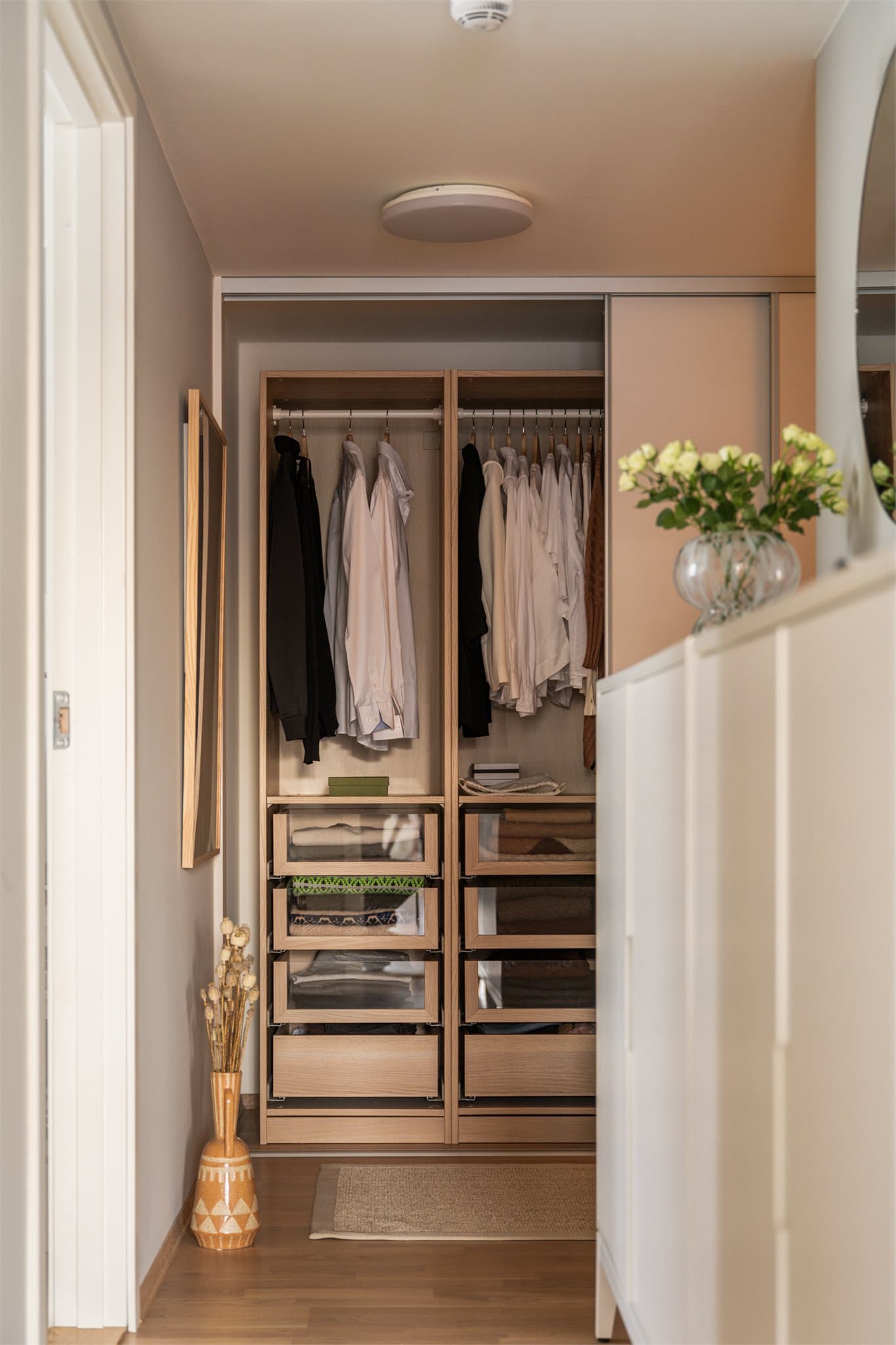 Praktisk innredet med mye oppbevaringsplass.