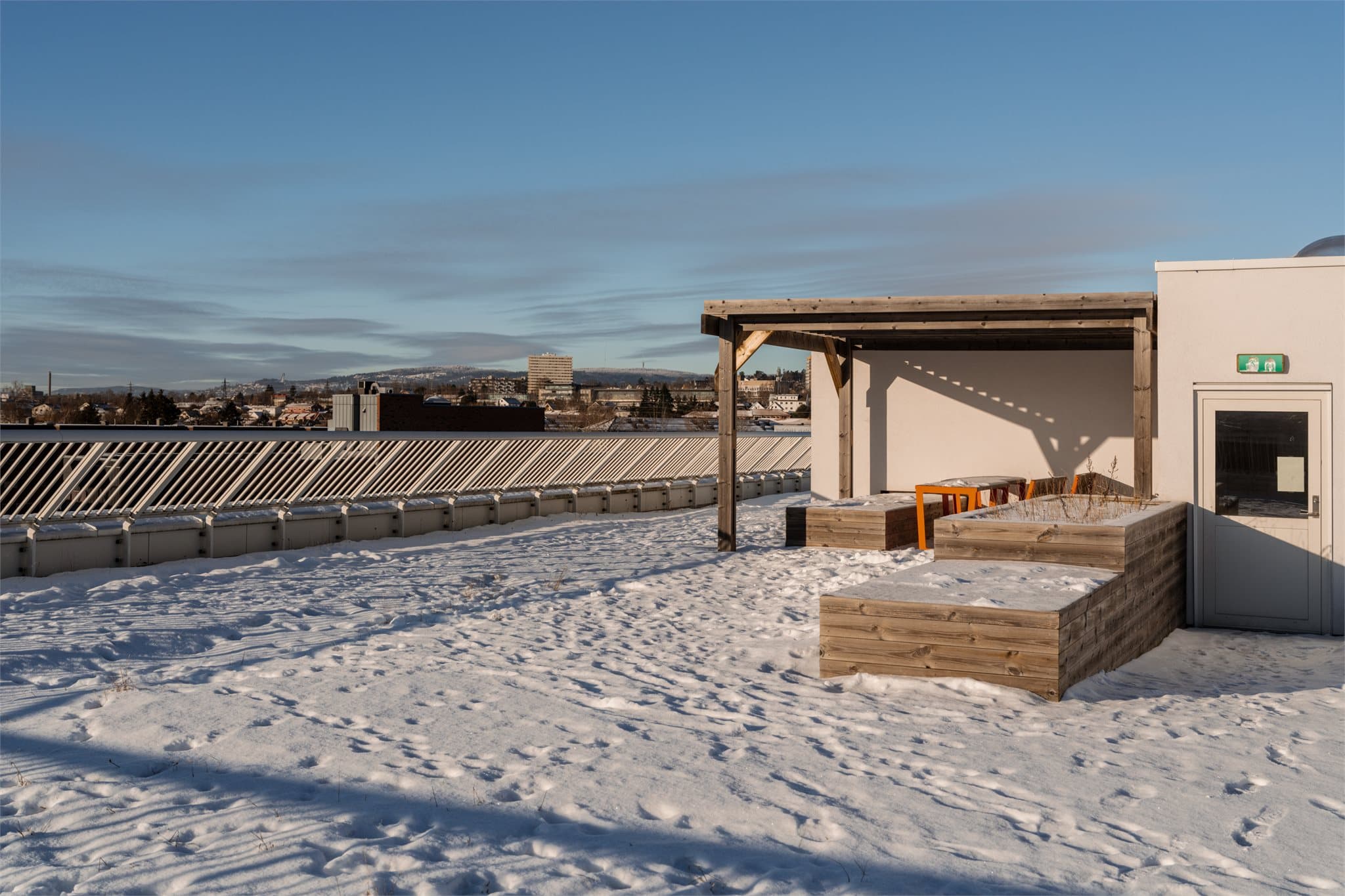På taket har beboerne tilgang til en stor takterrasse med flott utsikt.