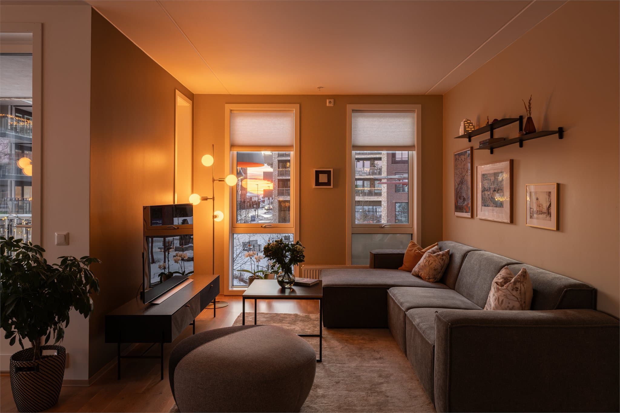 Leiligheten varmes opp med radiatorer tilknyttet sentral fjernvarme.