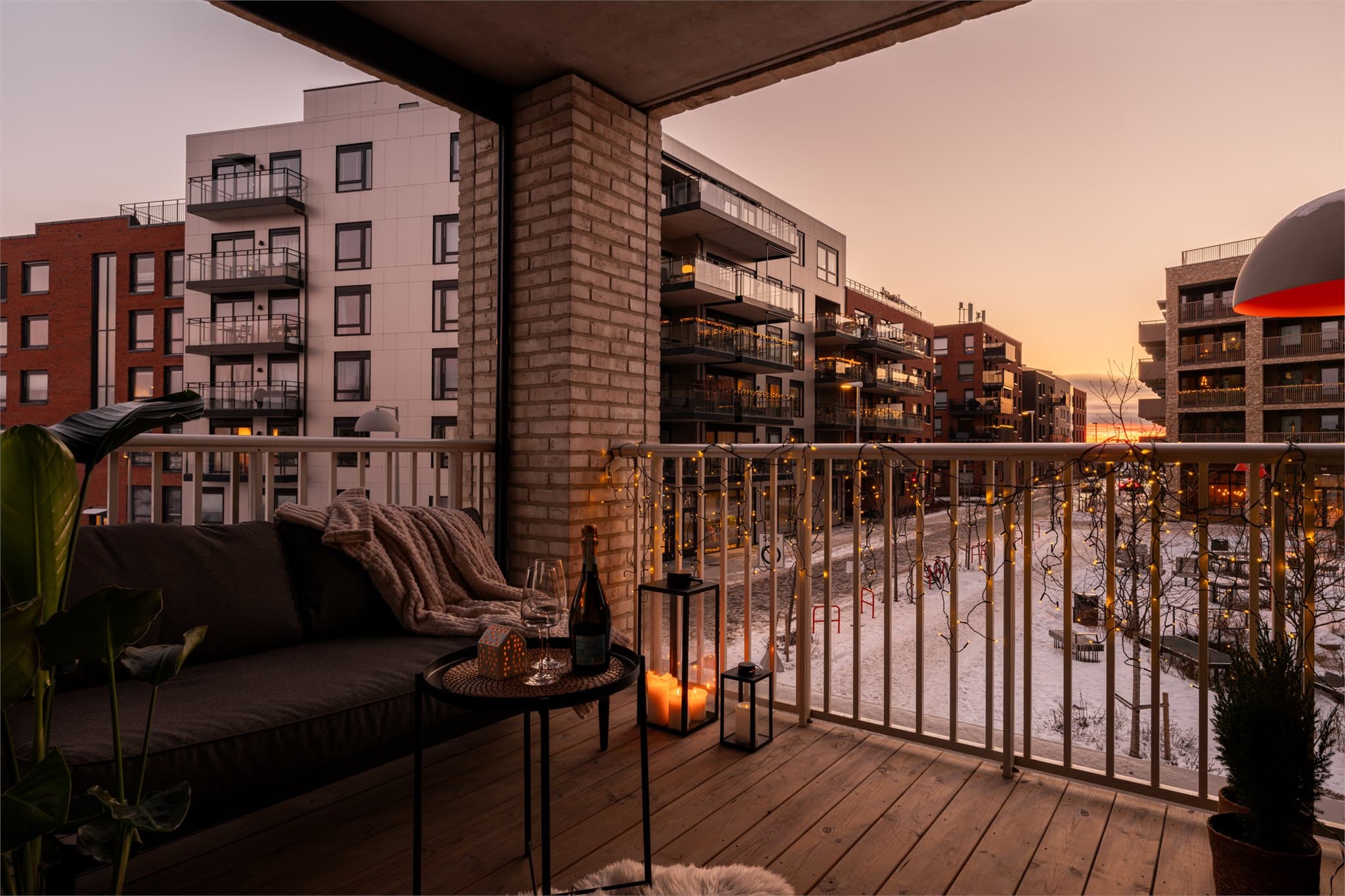 Stor, sydvestvendt balkong med gode solforhold.