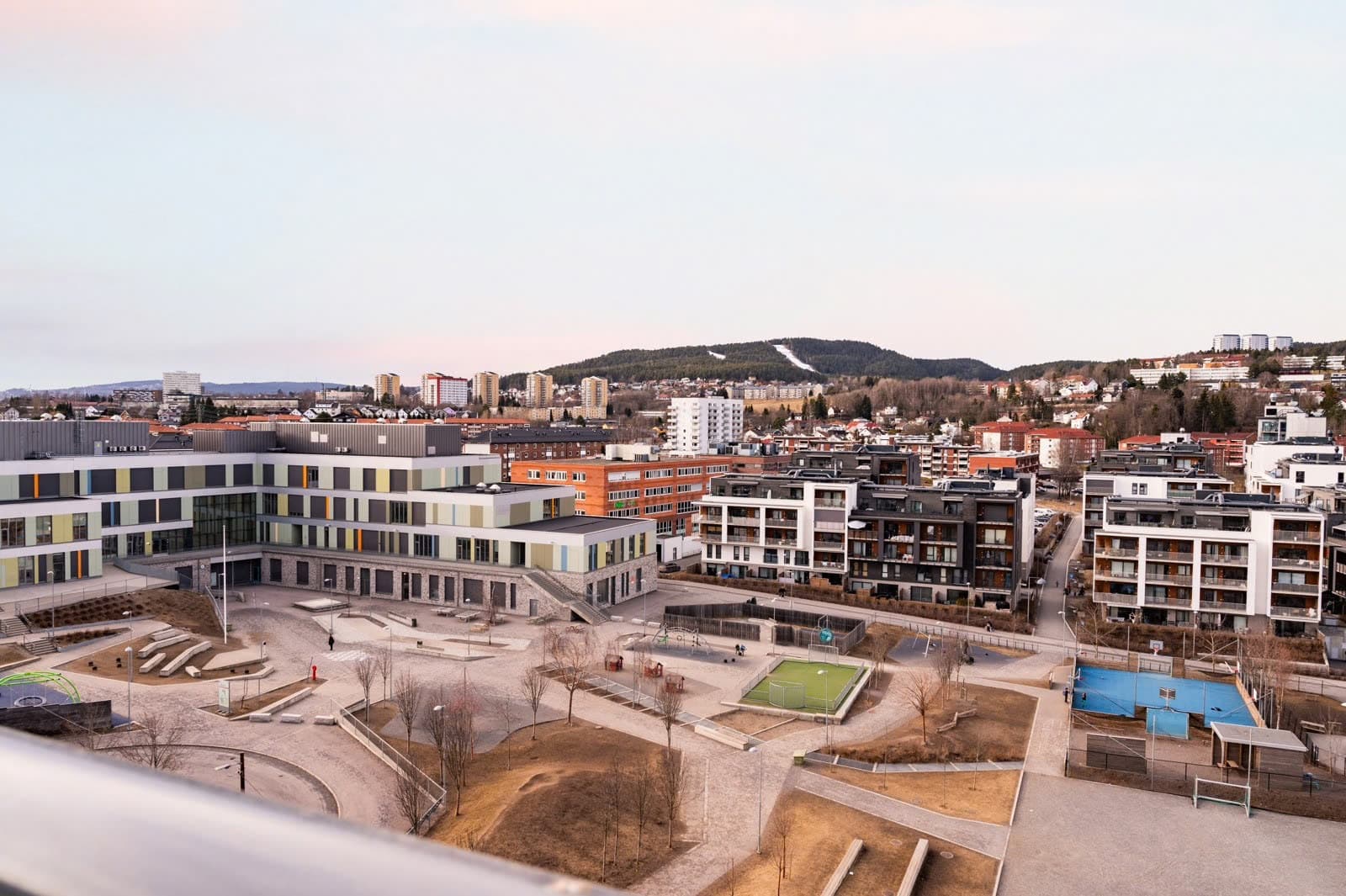 Omra°det er i sterk utvikling, og pa° god vei til a° bli et levende nabolag med store grøntomra°der, lokale butikker, kaffebar, moderne barnehage og en ny barne- og ungdomsskole som sto ferdig i 2017.jpeg