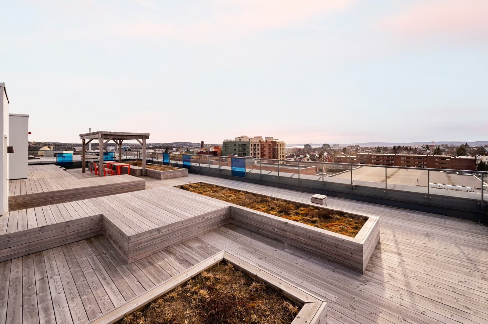 Her bor du et sted med pent opparbeidet fellesarealer med gressplen, lekeplasser, plass for sittegrupper og asfalterte gang- og internveier.jpeg