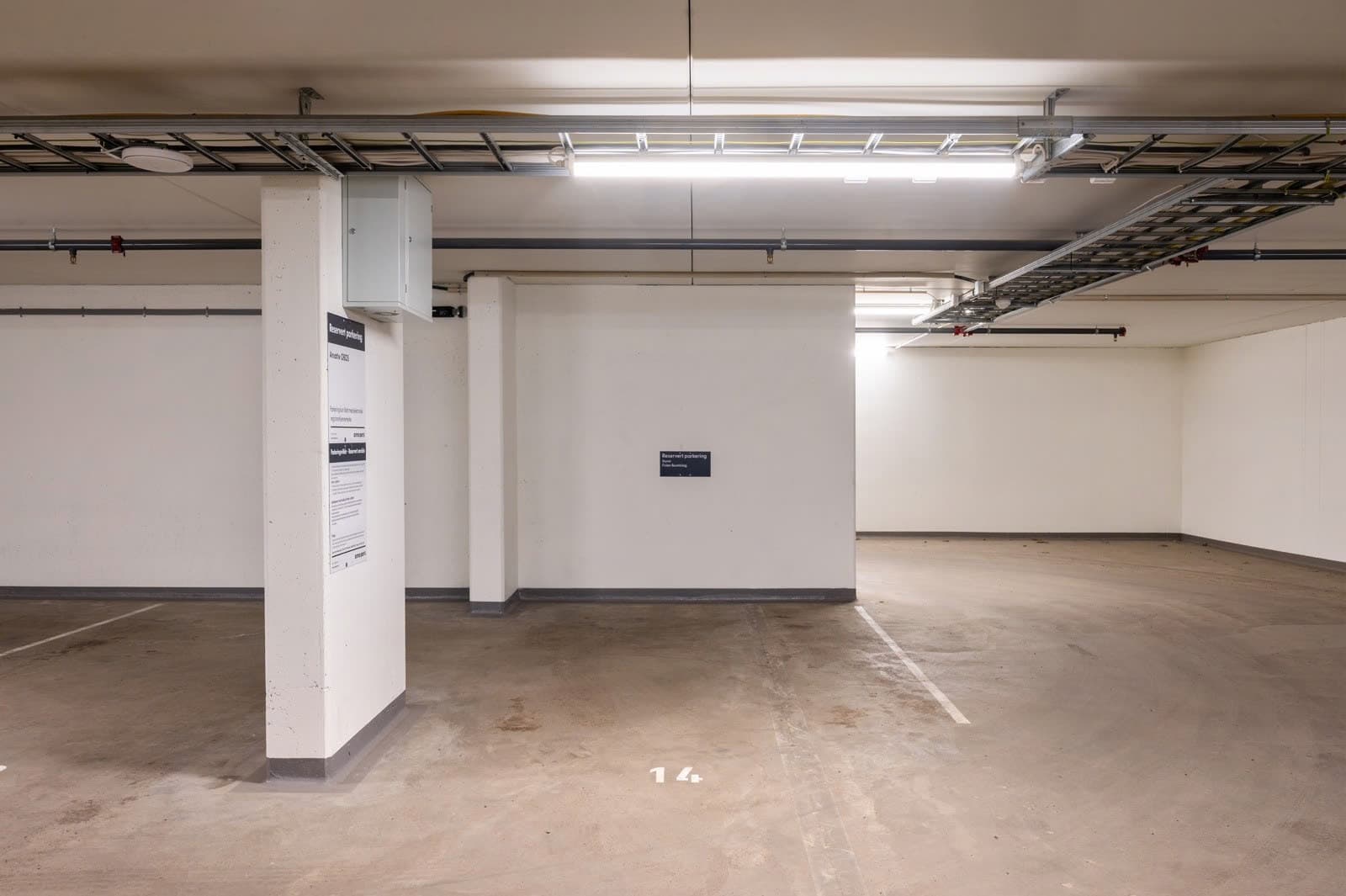 I garasjen er det gjesteparkering beboere kan booke gratis.jpeg