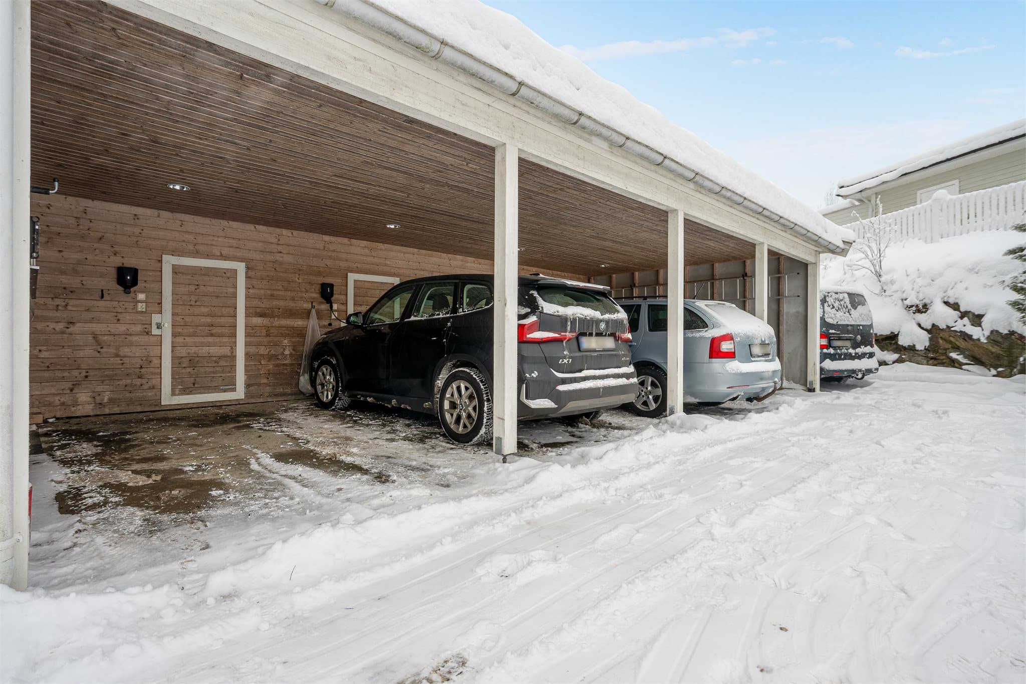 Det følger biloppstillingsplass i carport med elbil-lader samt sportsbod.