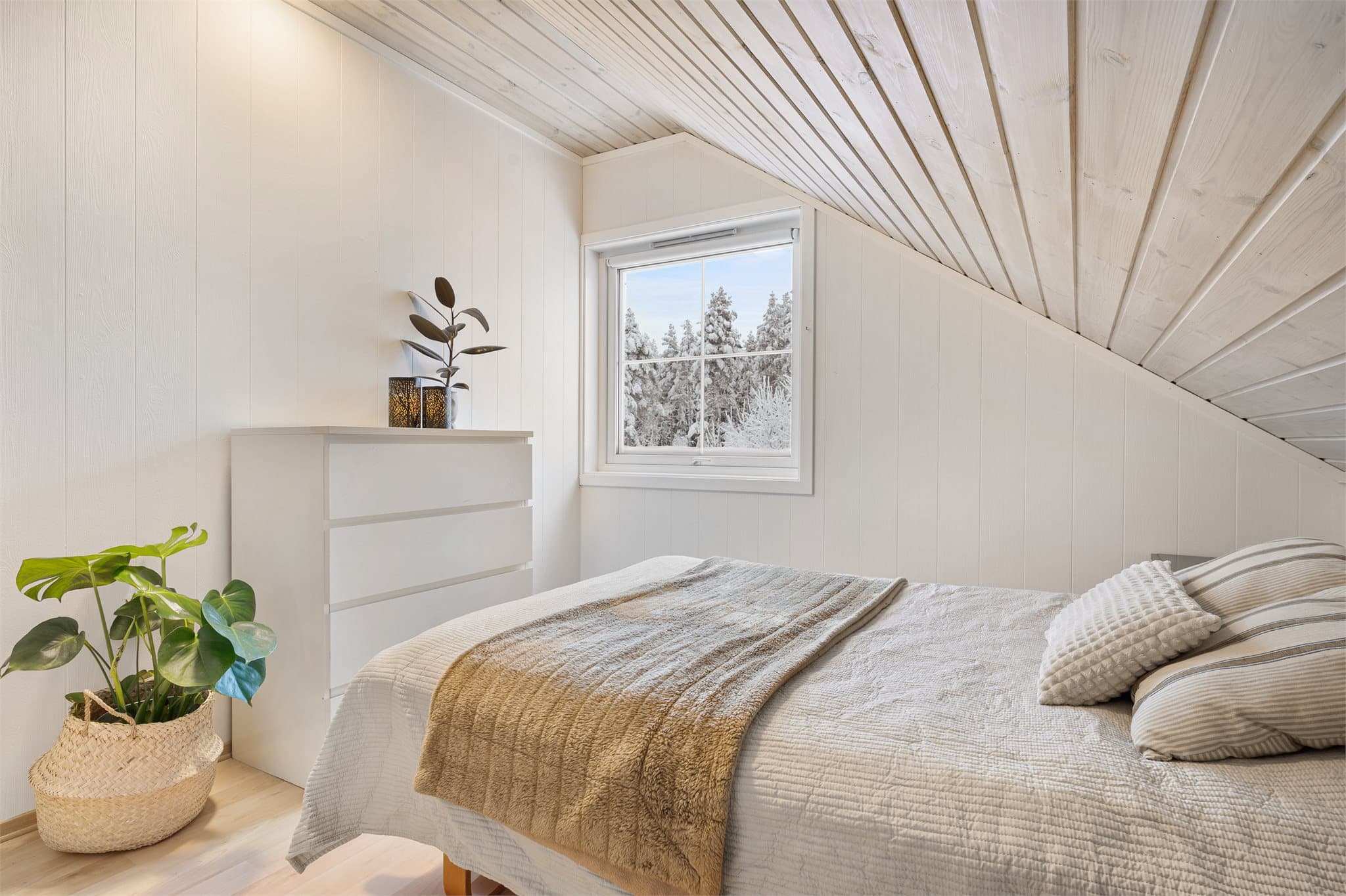 Begge soverommene har plass til dobbeltseng med tilhørende møblement.