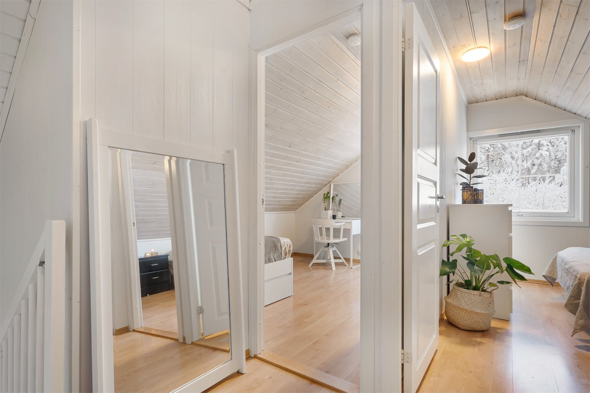 I 2.etasje finner man to soverom og en praktisk oppbevaringsbod