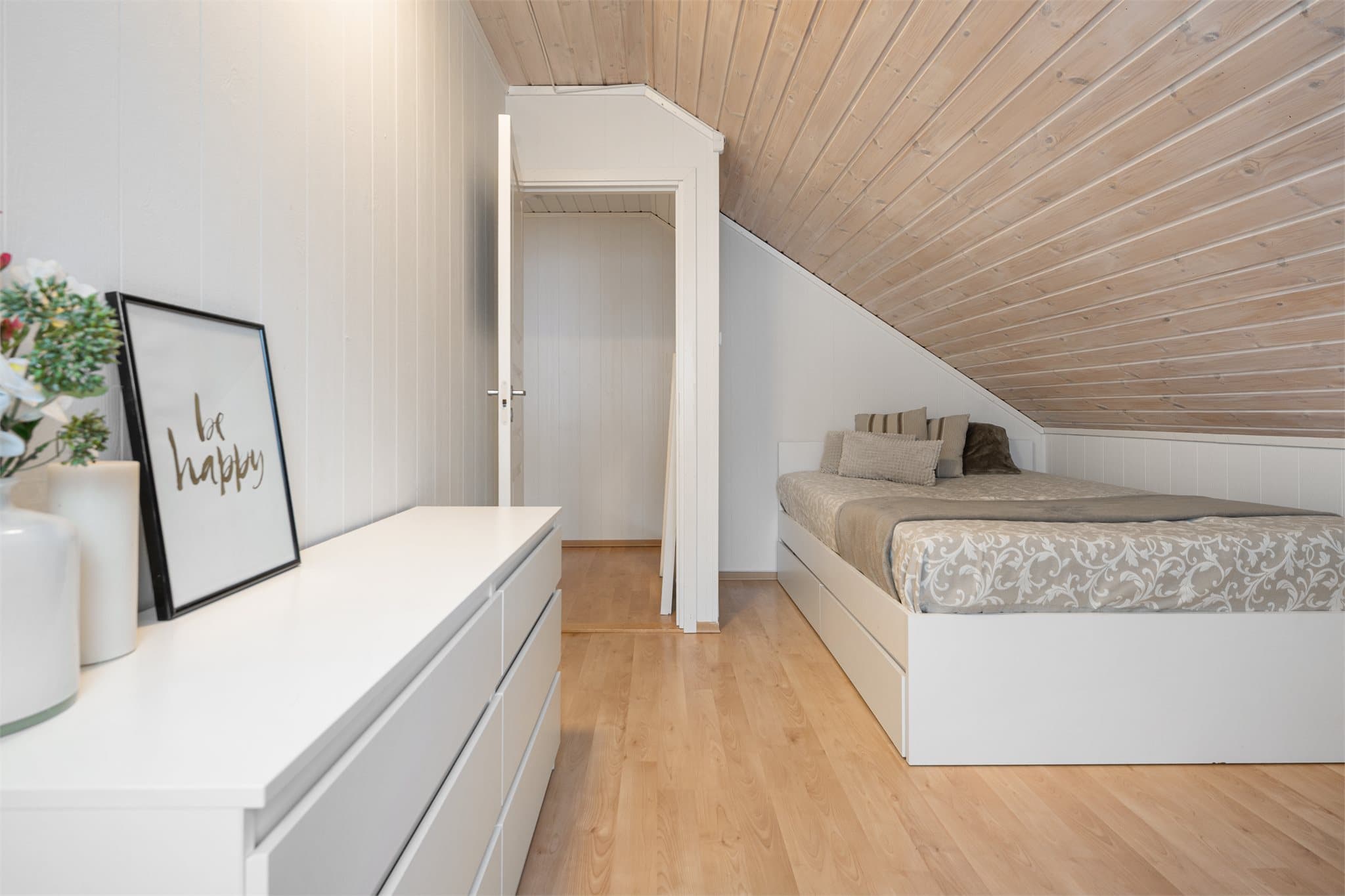 Soverommene har nøytralt fargevalg og laminat på gulv.