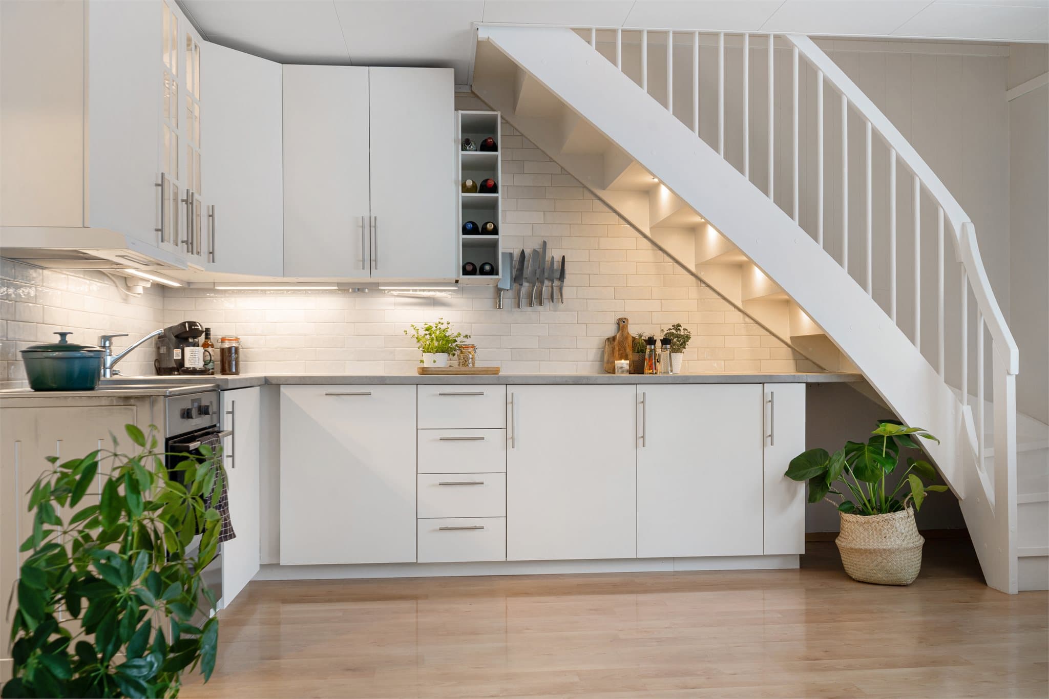 Innredningen har integrert oppvaskmaskin og integrert kjøl/frys i benkeskap. Frittstående komfyr.