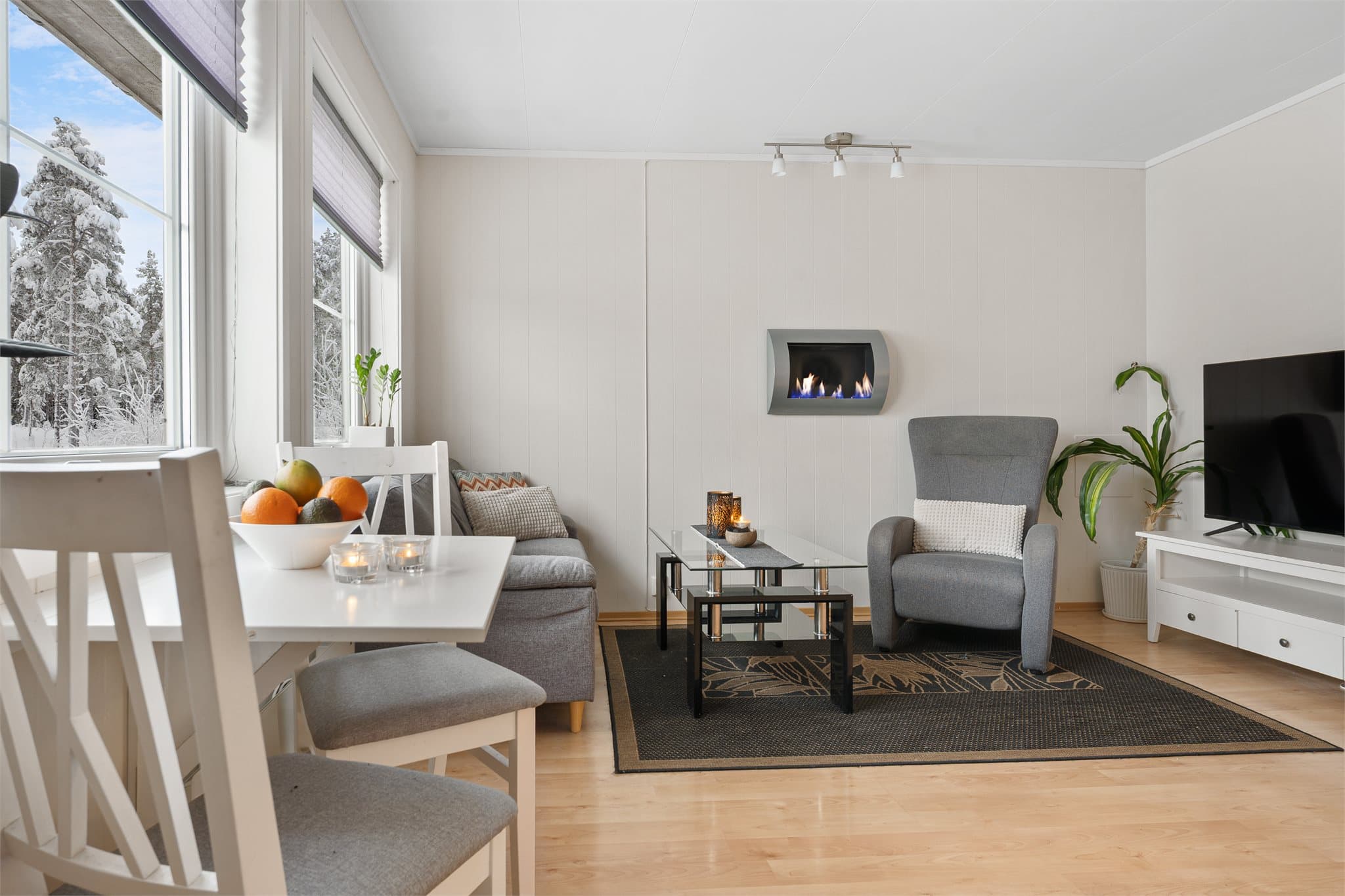 Allrommet får godt med lysinnslipp og det er montert plisségardiner på vinduene.